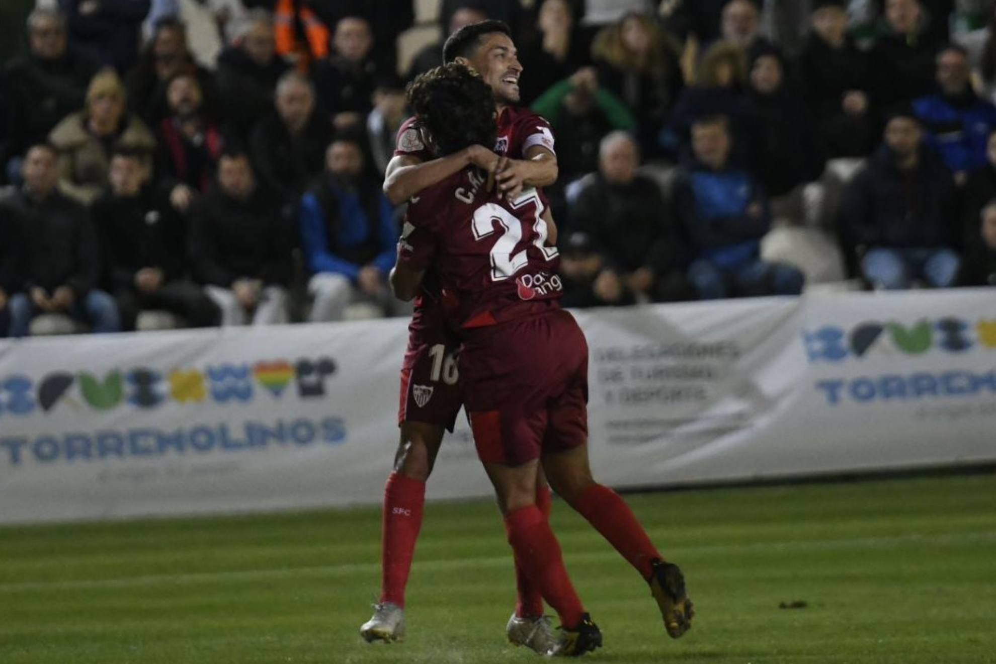 Jesús Navas y Carlos Álvarez se abrazan tras marcar el mediapunta.