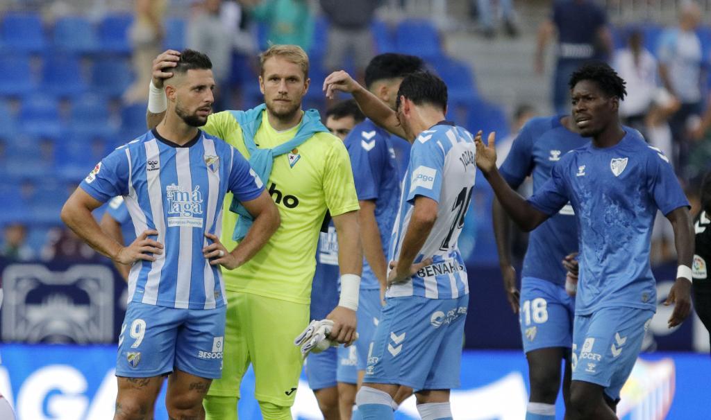 Los jugadores del Málaga, tras una derrota en La Rosaleda