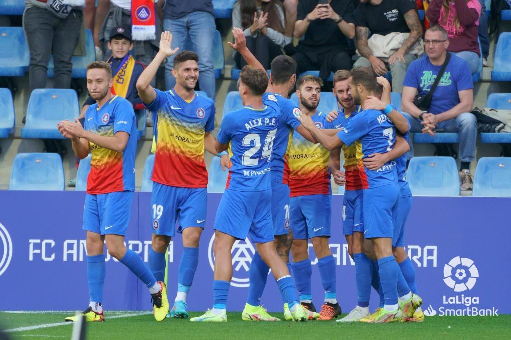 Los jugadores del Andorra celebran uno de los 14 goles anotados en el Estadi Nacional