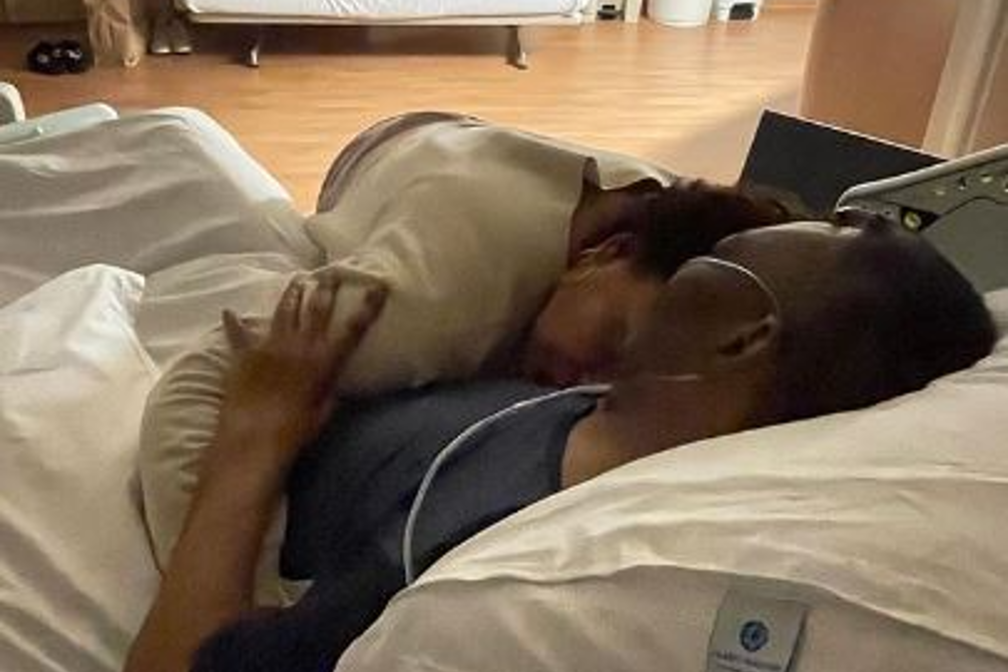 La imagen abrazada a su padre.que  Kely Nascimento ha publicado en Instagram.