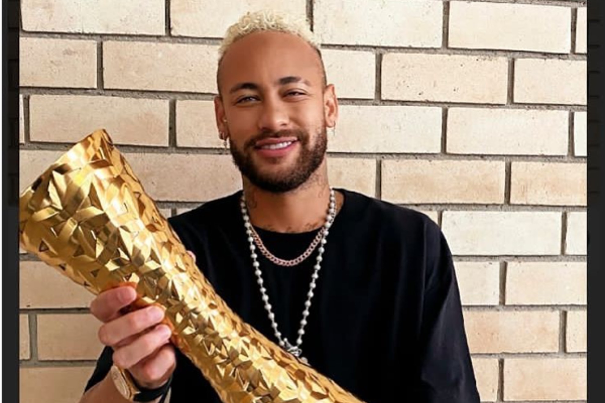 Neymar posando en Instagram con el trofeo