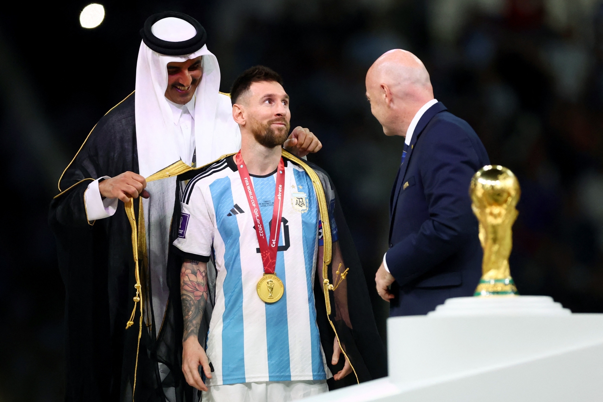 Messi permitió que el jeque Tamim bin Hamad Al Thani le pusiera la...