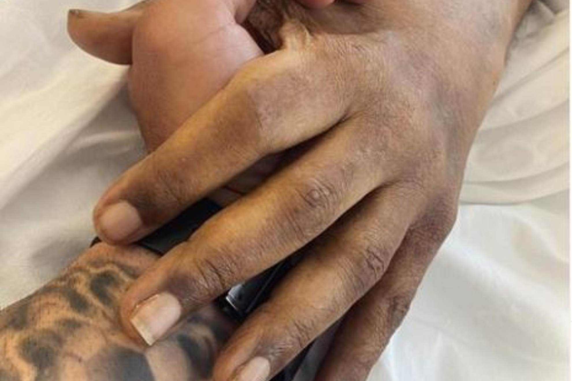 La imagen que ha publicado Edinho agarrado a la mano de Pelé.