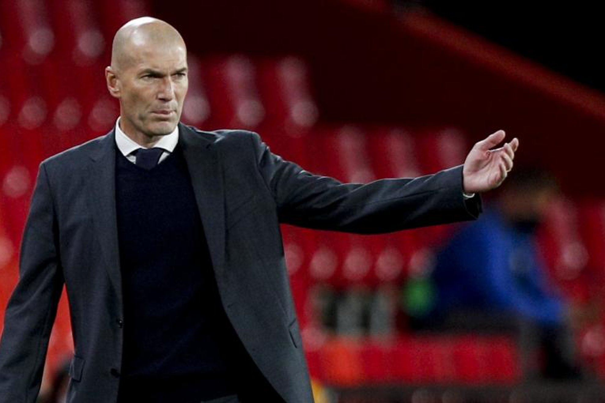Zinedine Zidane da una indicación en un encuentro durante su etapa en el Real Madrid.