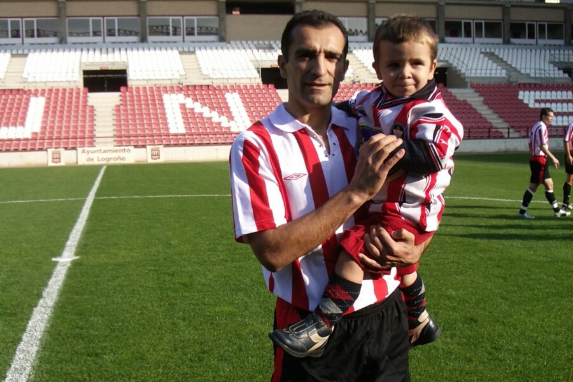 Fernando Marín, con su hijo Pablo en brazos