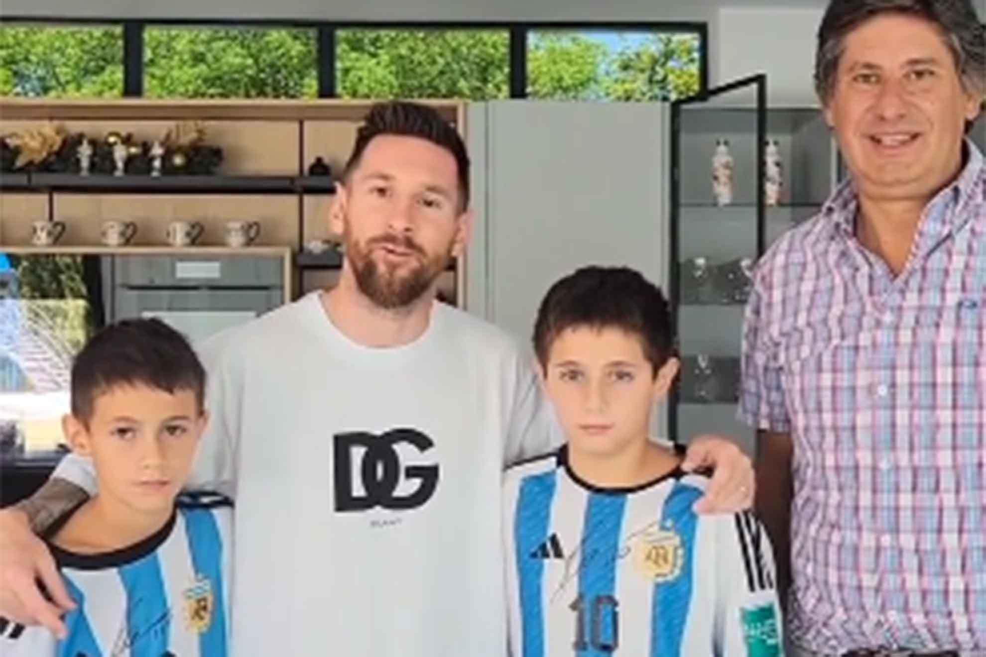 Messi, recibiendo una nueva distinción | @SantacroceRoly