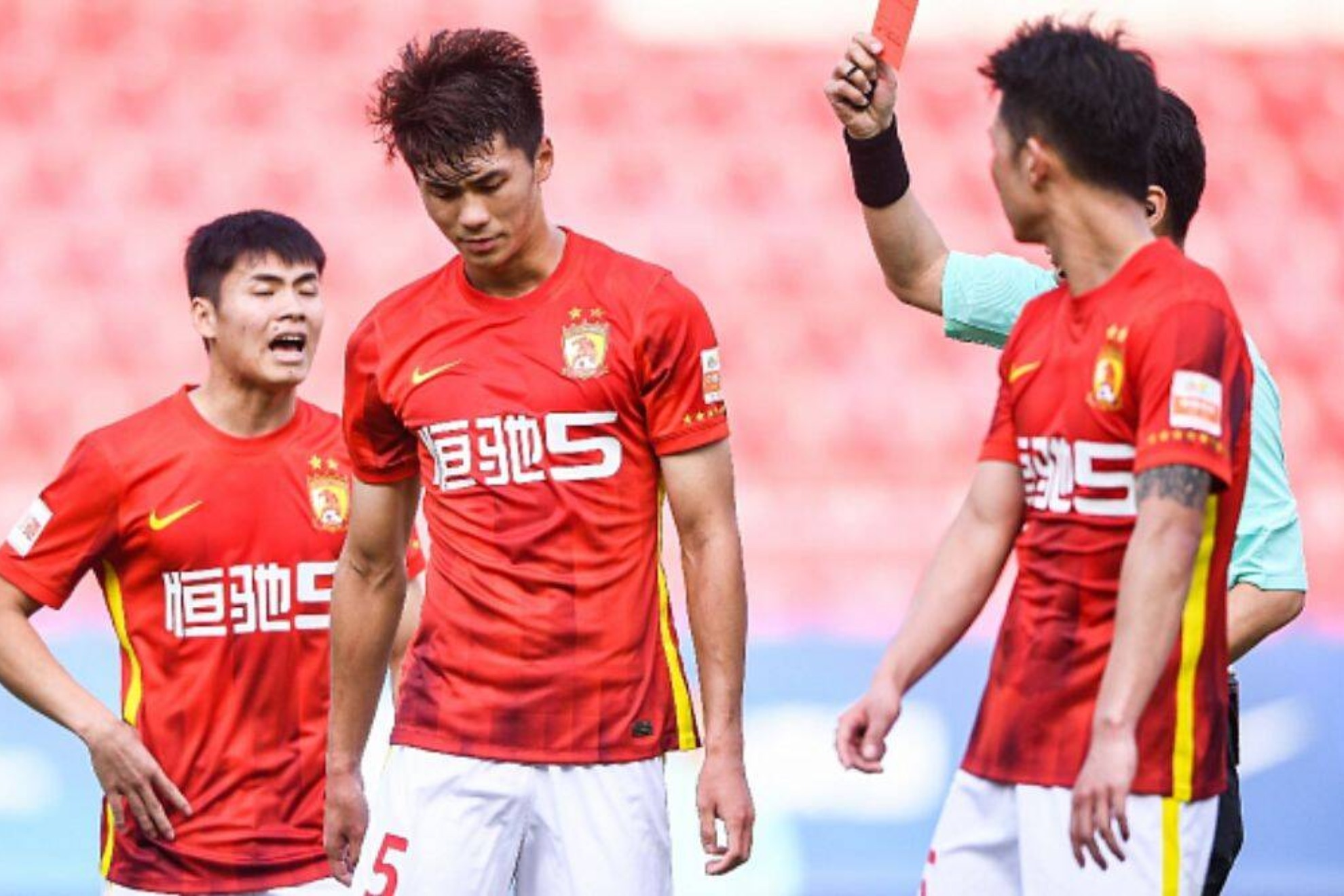 Wu Shaocong ve la roja en un partido del Guangzhou FC