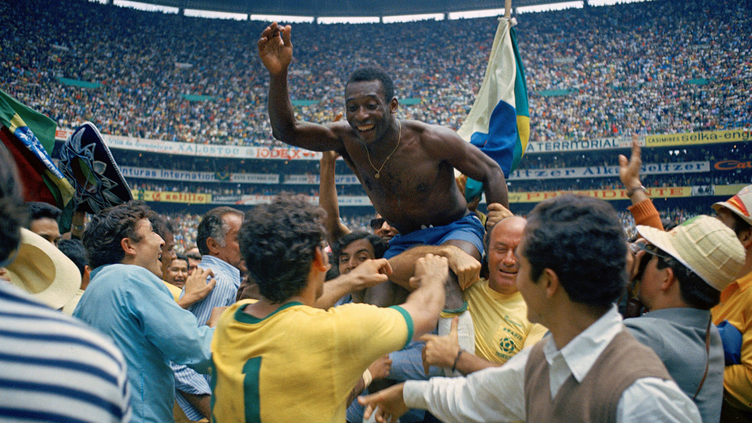Pelé es llevado a hombros después de la final del Mundial de 1970 en México, en la que Brasil derrotó a Italia (4-1)