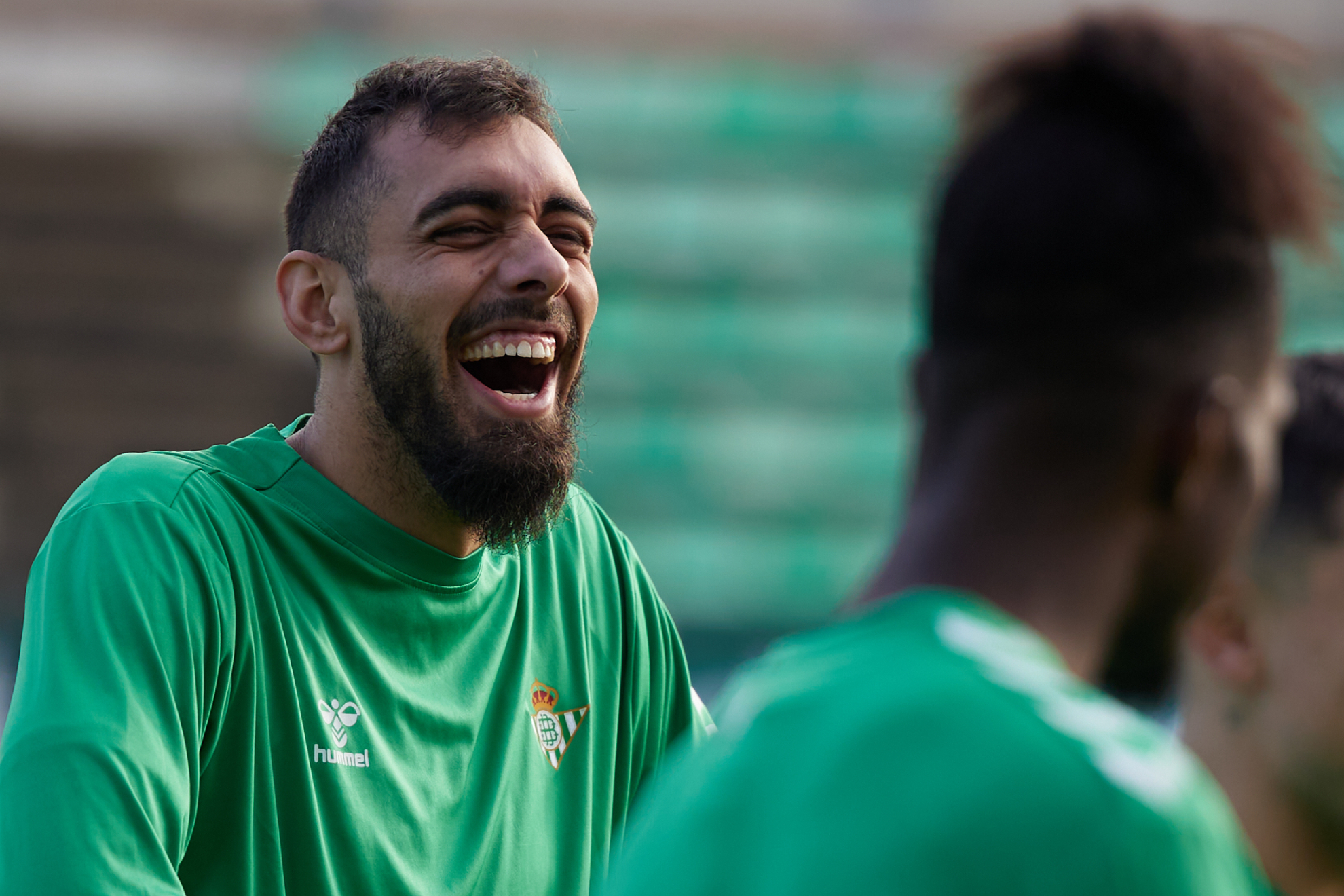 Borja Iglesias sonríe en un entrenamiento del Betis.