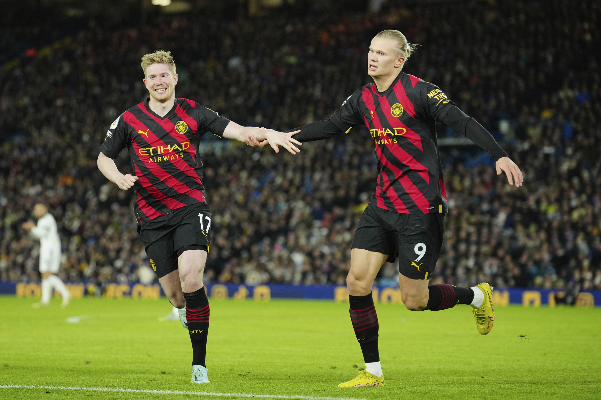 Manchester Citys Erling Haaland, right, celebrates with teammate Kevin De Bruyne