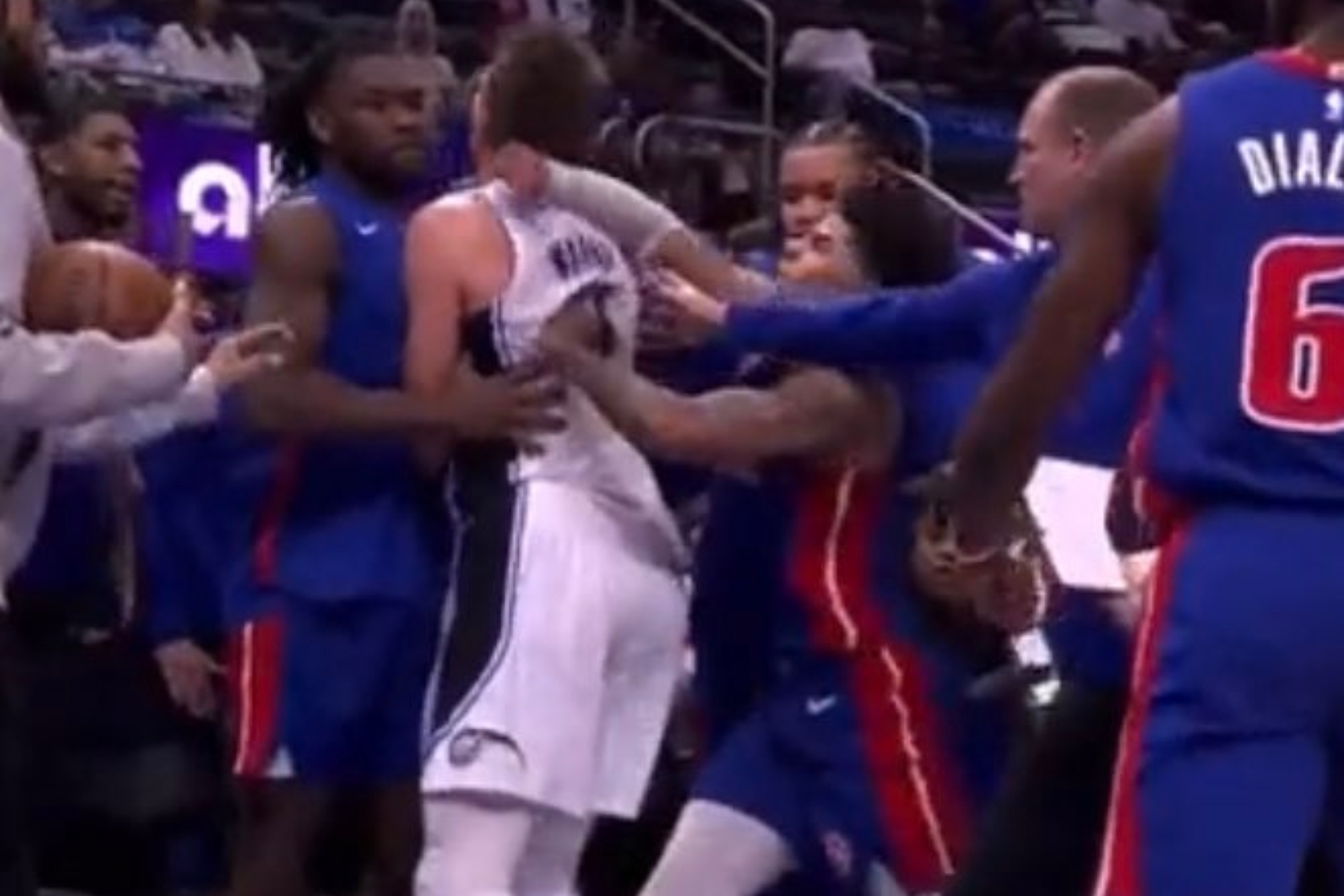 Imágenes lamentables: pelea en el Pistons-Magic con empujones, puñetazos por detrás de la cabeza...