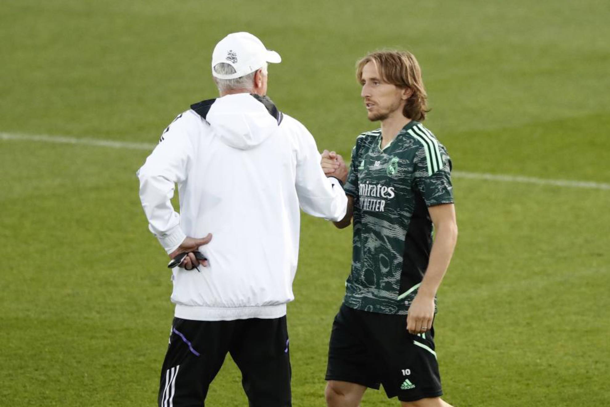Ancelotti y Modric se saludan durante un entrenamiento