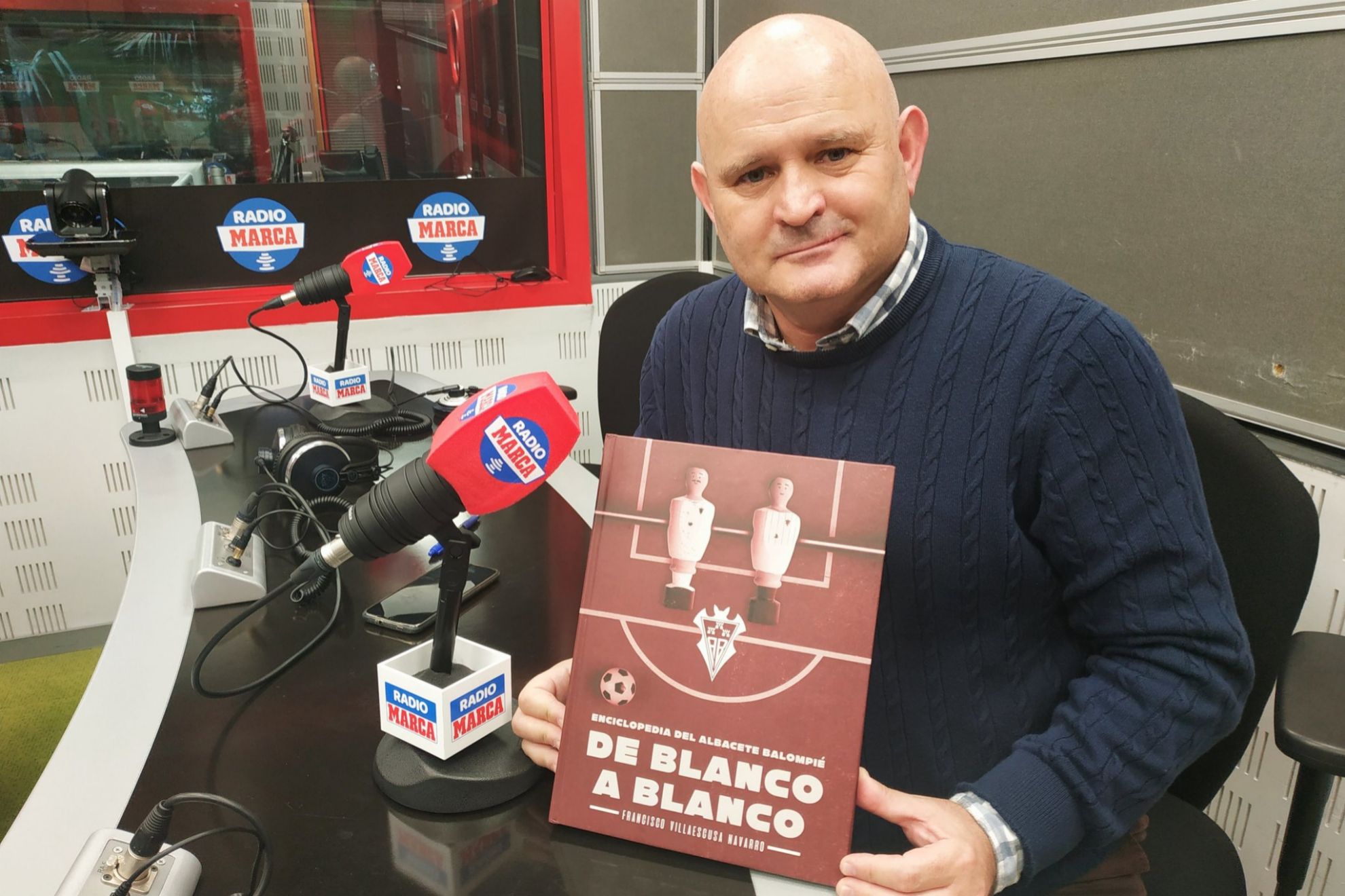 Francisco Villaescusa en los estudios de Radio Marca/ Foto: @ladeporteca