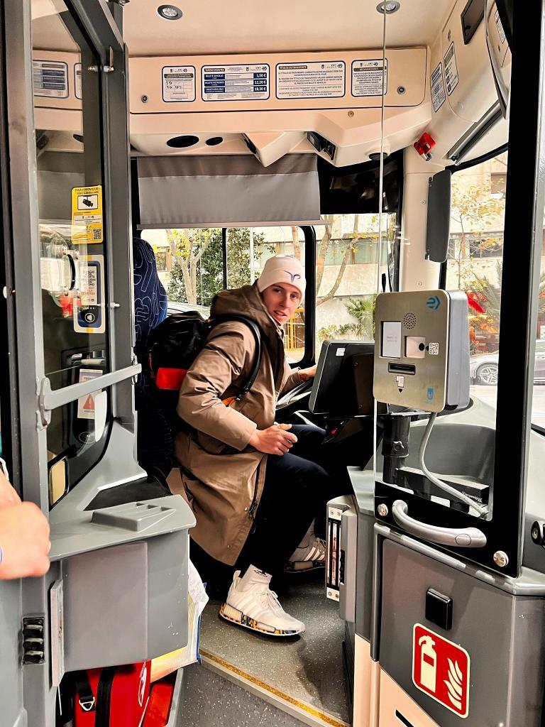 Tadej Pogacar, posando para la foto al volante de un bus de la EMT durante el Madrid Criterium