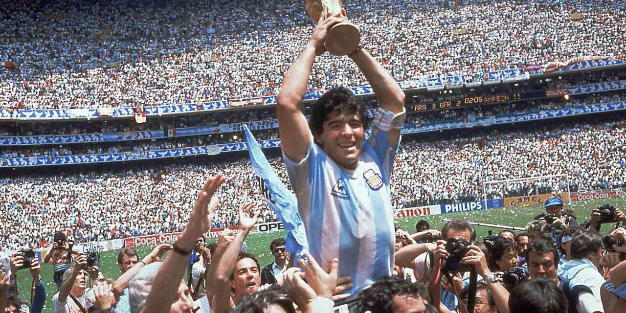 Maradona, con la copa del mundo
