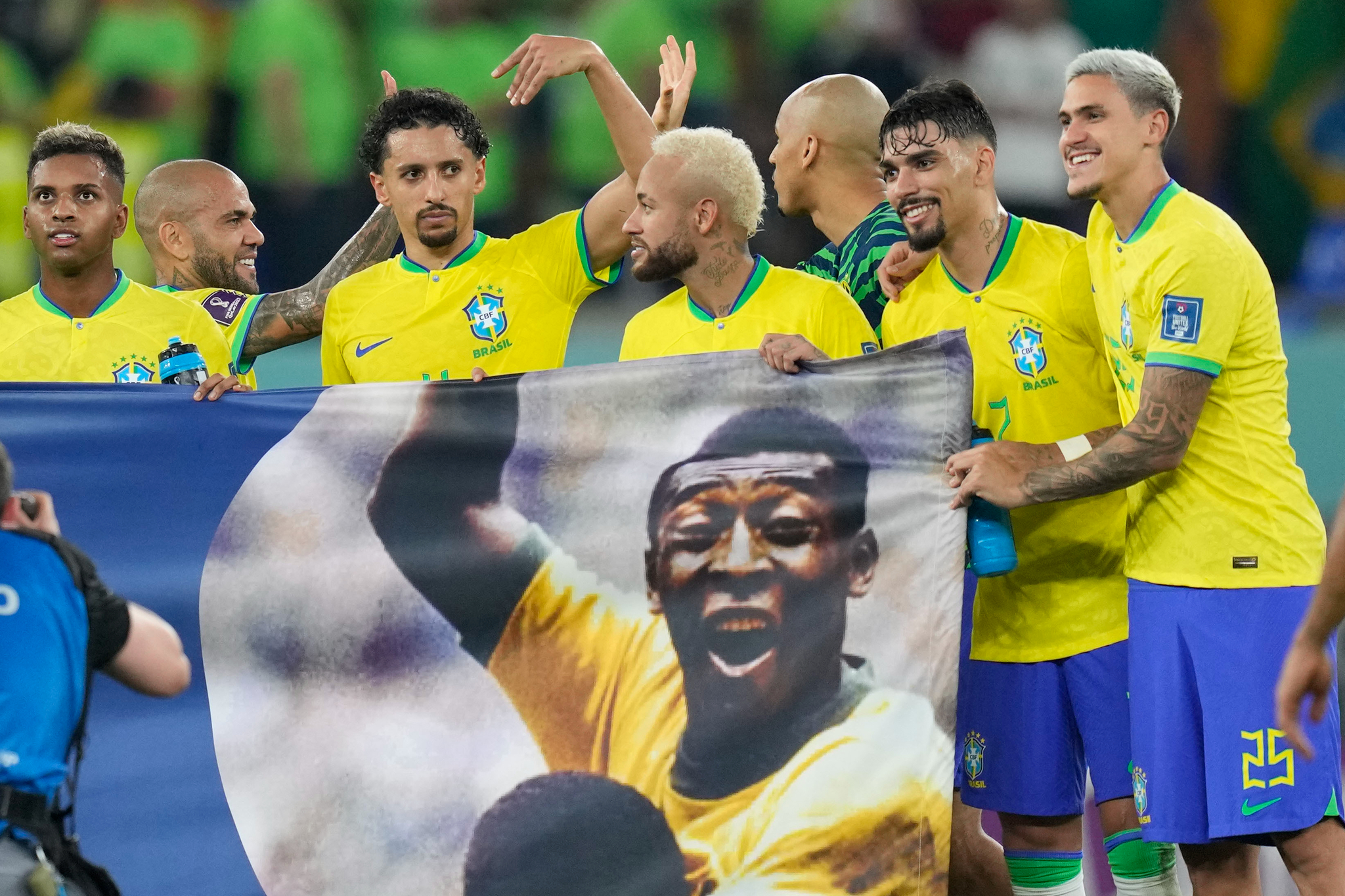 Jugadores de Brasil portan una pancarta con la mítica foto de Pelé