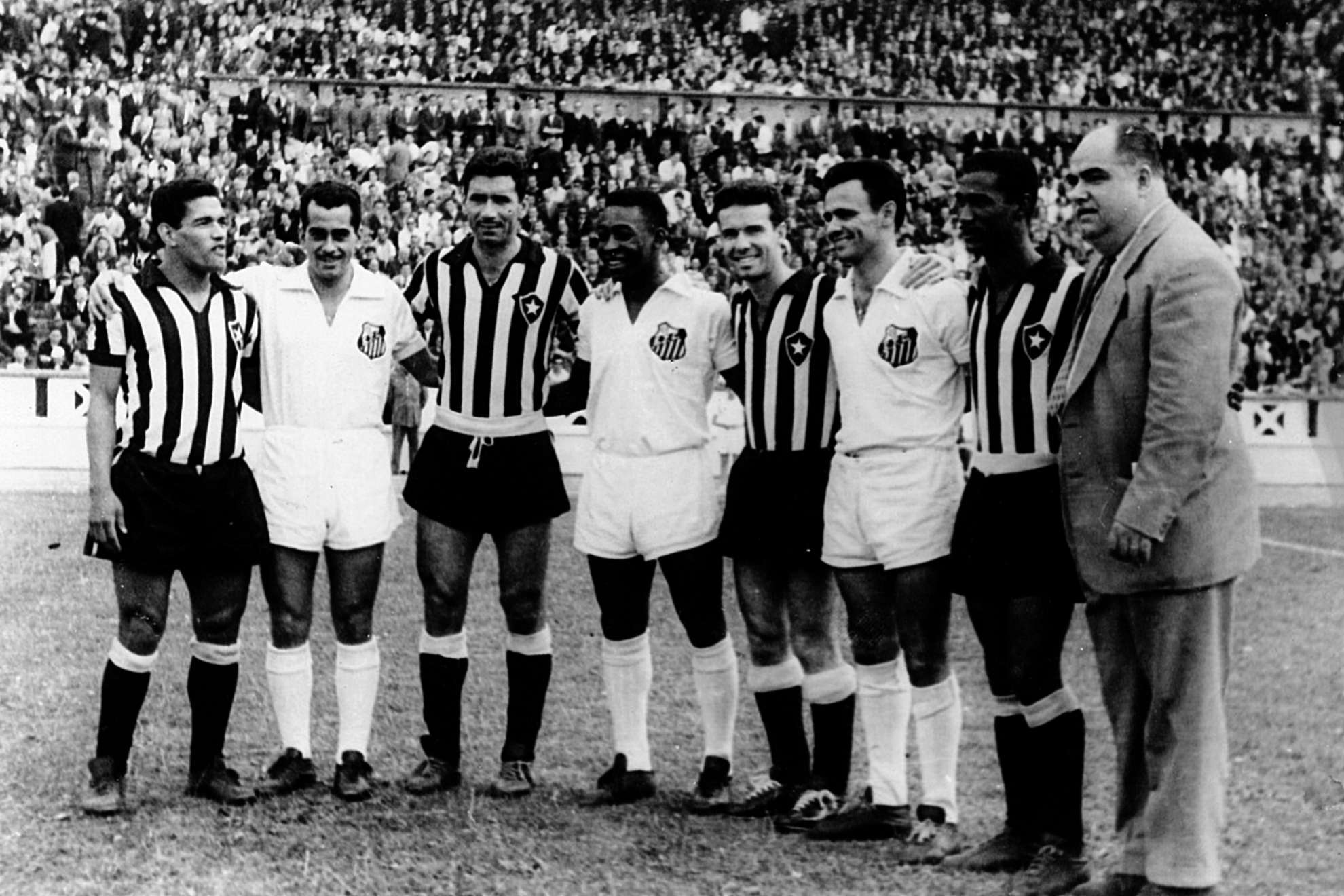 Garrinha, a la izquierda, junto a Pelé, en el centro, en un Santos-Botafogo disputado en el Teresa Herrera.