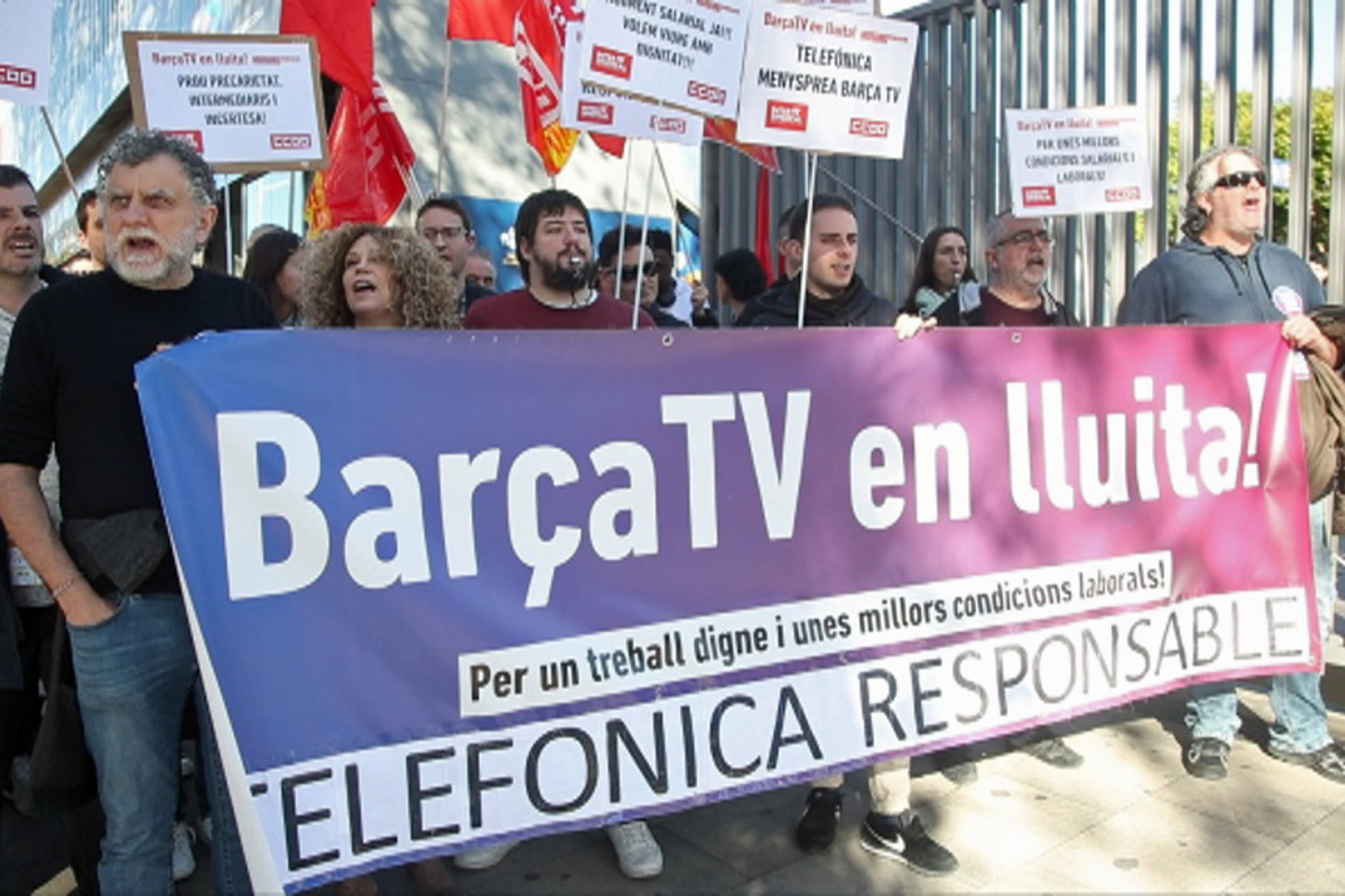 Trabajadores de Bara TV en huelga se manifiestan frente al Camp Nou