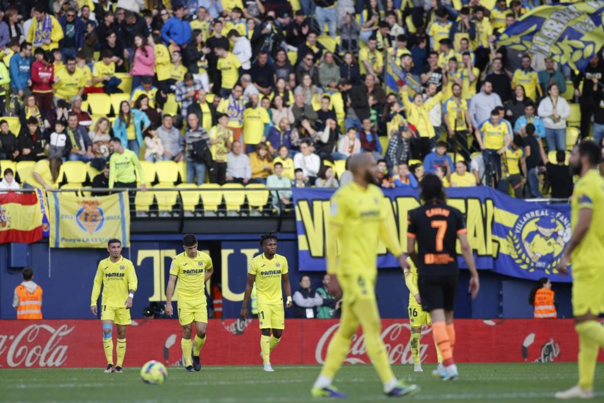 ;Los jugadores del Villarreal celebran el gol de Chukwueze