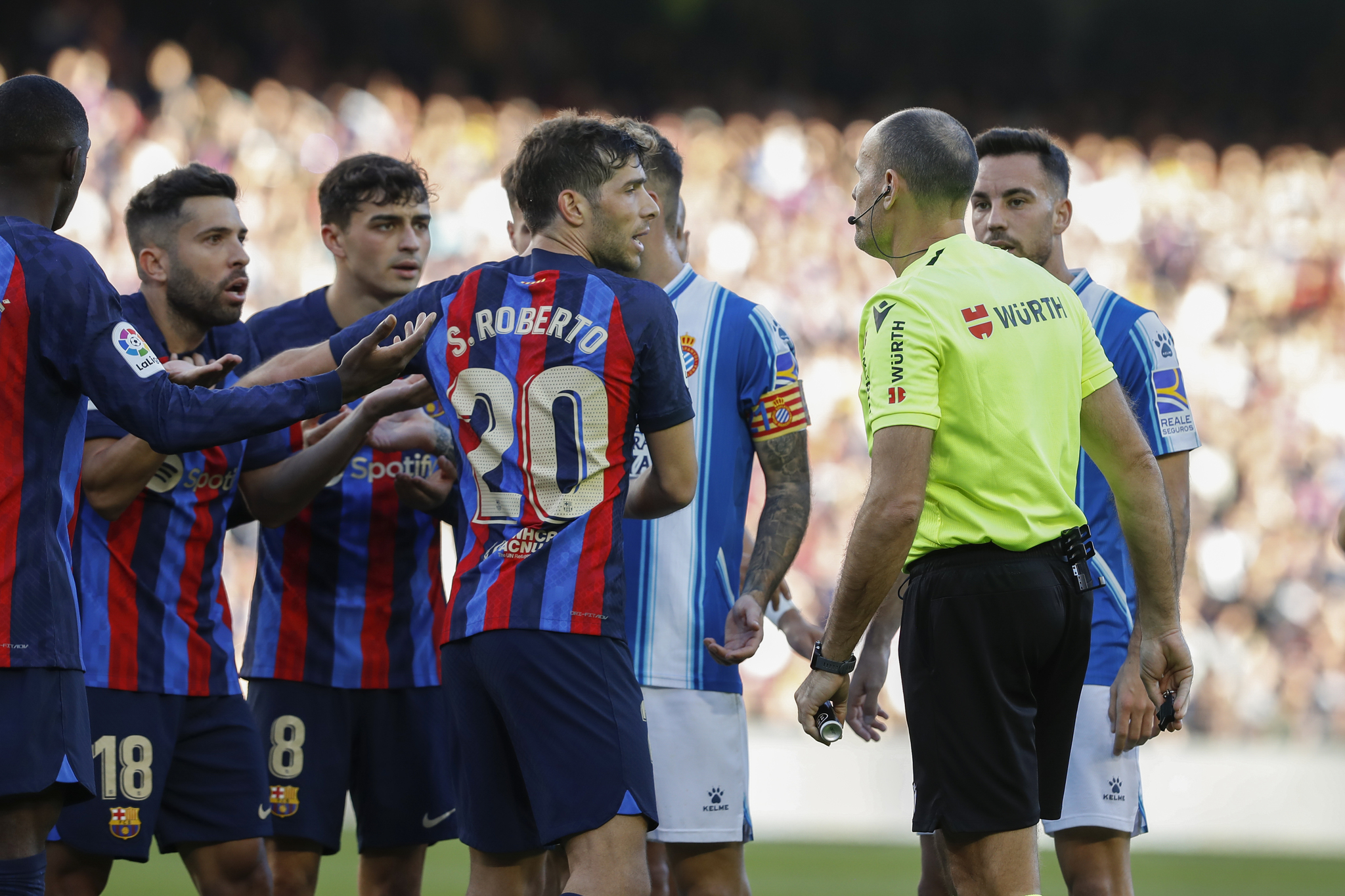 Los jugadores del Barcelona protestan una decisión de Mateu Lahoz.