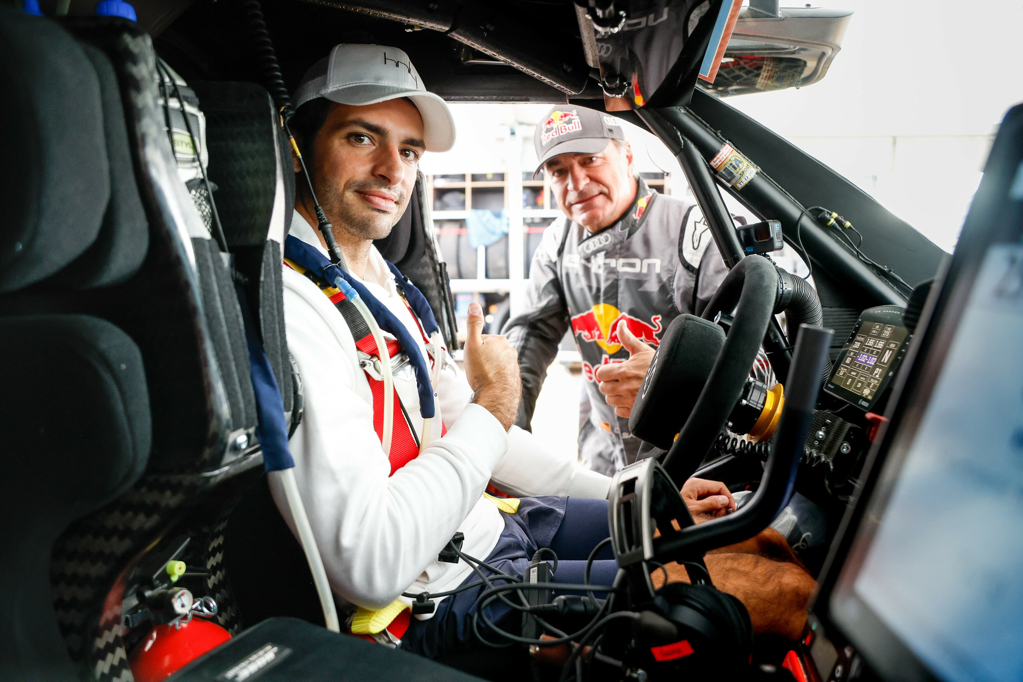 Sainz junior no se resisti a ponerse 'al volante' del Audi de su padre.