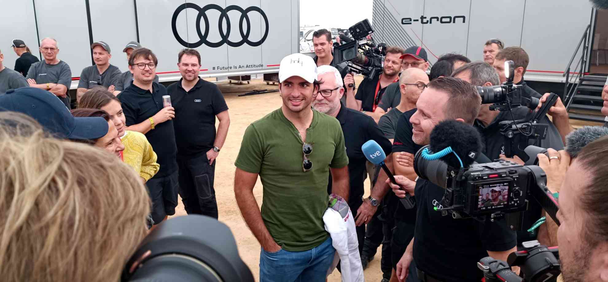 Sainz esperando la llegada de su padre tras conseguir la victoria en la primera etapa del Dakar.