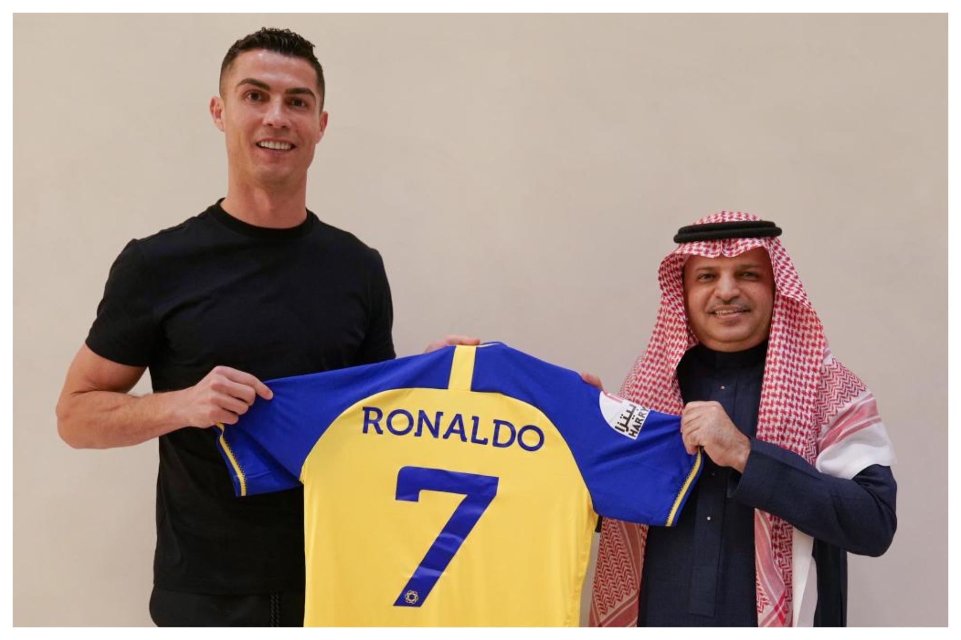 Cristiano Ronaldo posa con la camiseta y uno de los responsables del Al Nassr.