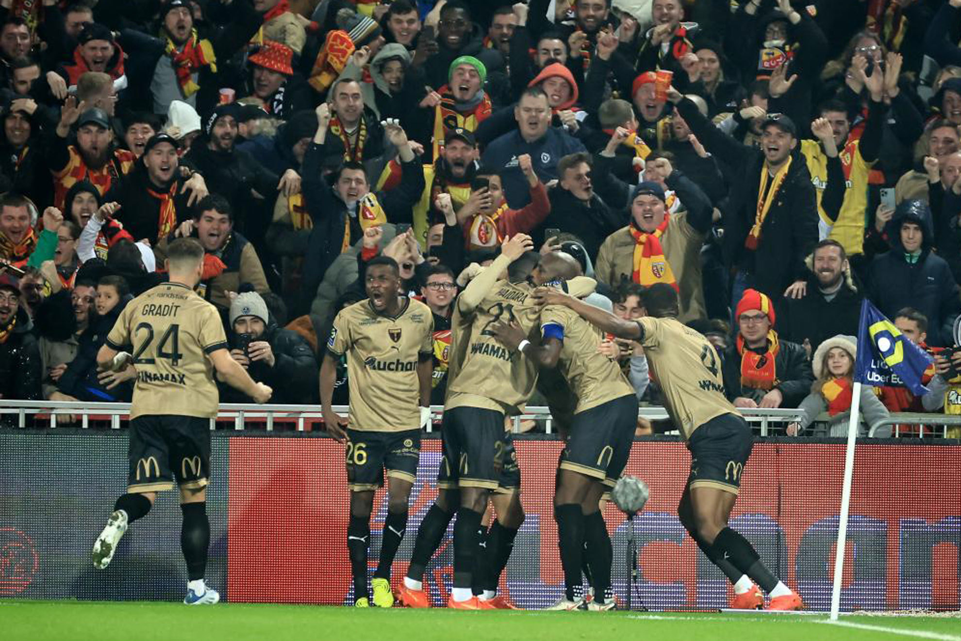 Los futbolistas del Lens celebran uno de sus tres goles al PSG.