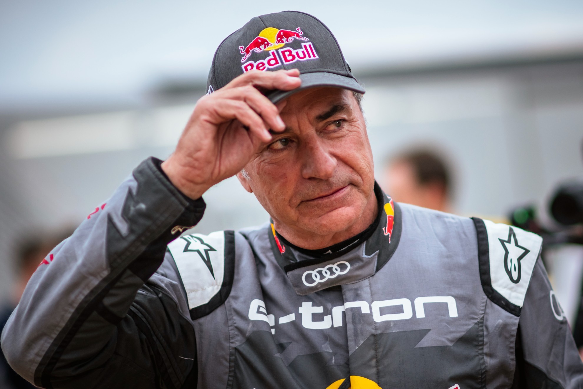 Carlos Sainz sigue líder del Dakar tras sobrevivir a la primera trampa.
