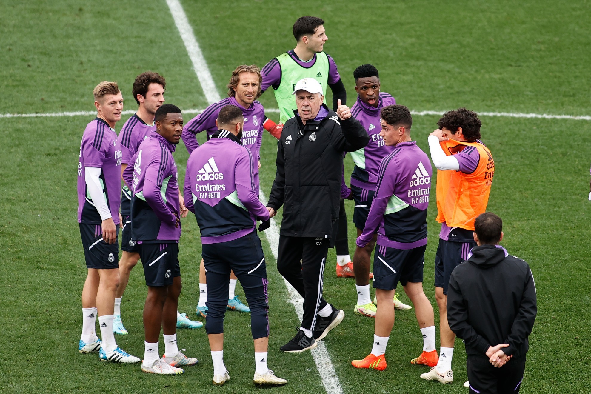 Ancelotti, rodeado de jugadores del Madrid en la sesin de este lunes en el Di STfano