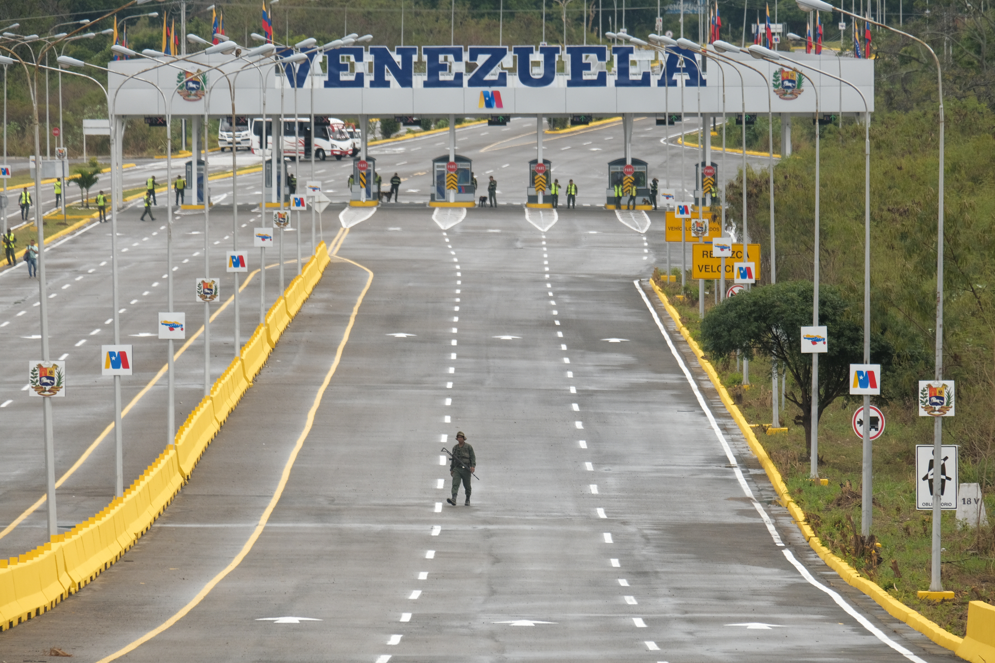 Venezuela Colombia Bridge soldier Tienditas San Antonio Tachira