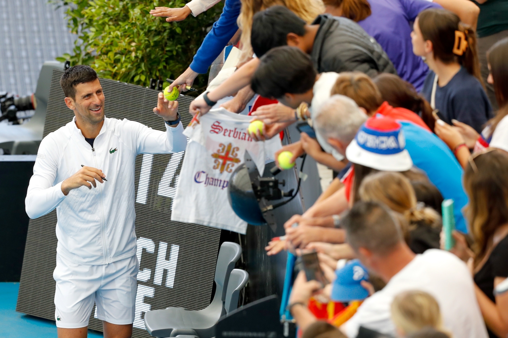 Djokovic firma autgrafos al acabar su partido