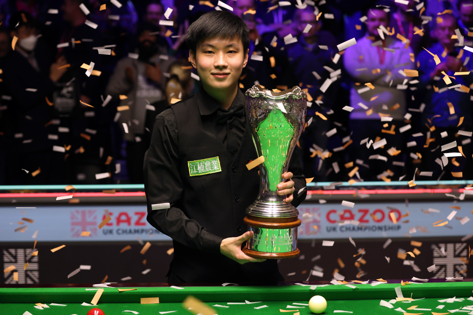 Zhao Xintong posa con el trofeo de ganador del Campeonato de Reino Unido 2021.