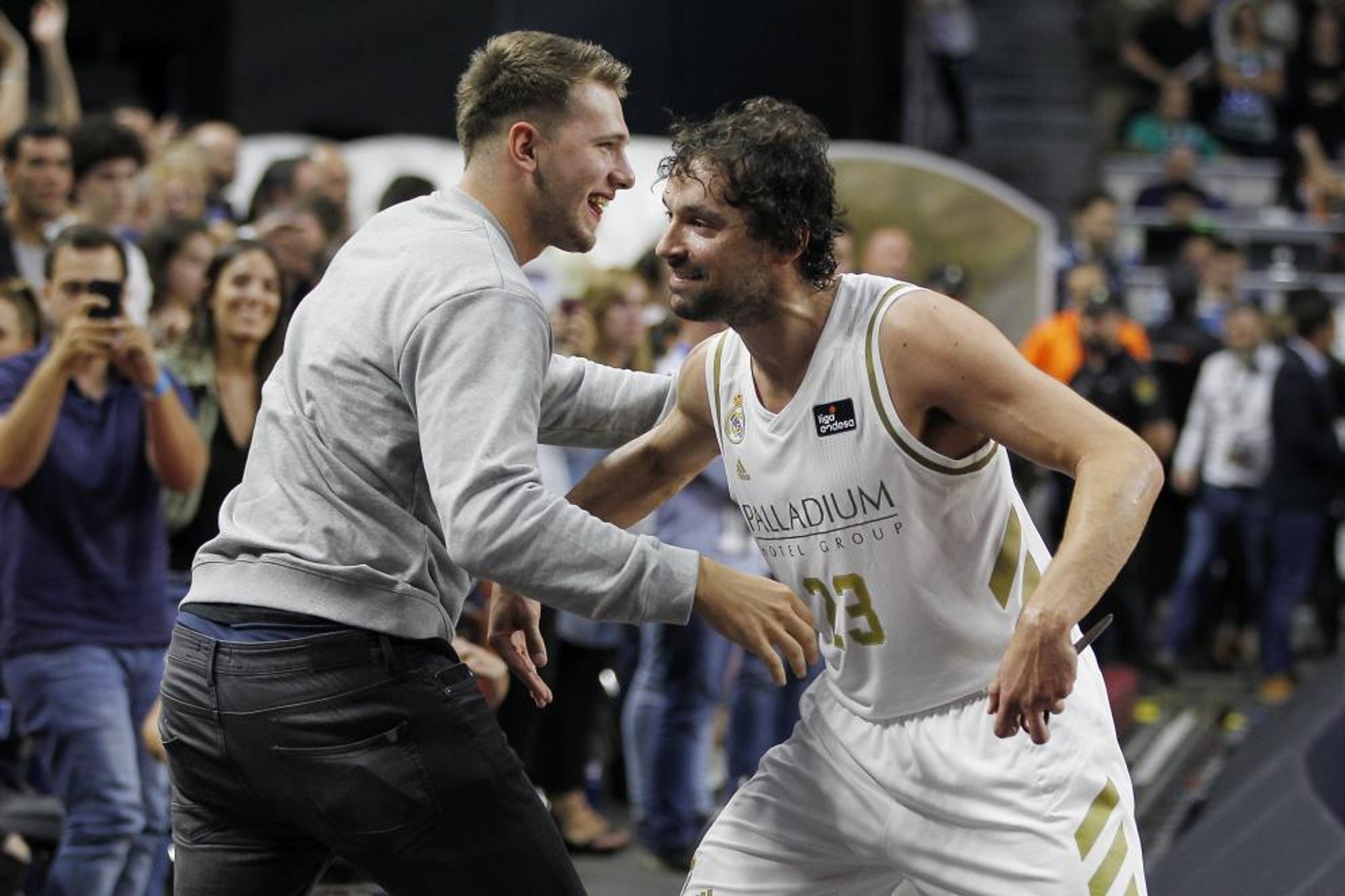 Luka Doncic greets Sergio Llull when he went to the WiZink Center to watch a Real Madrid game in 2019.