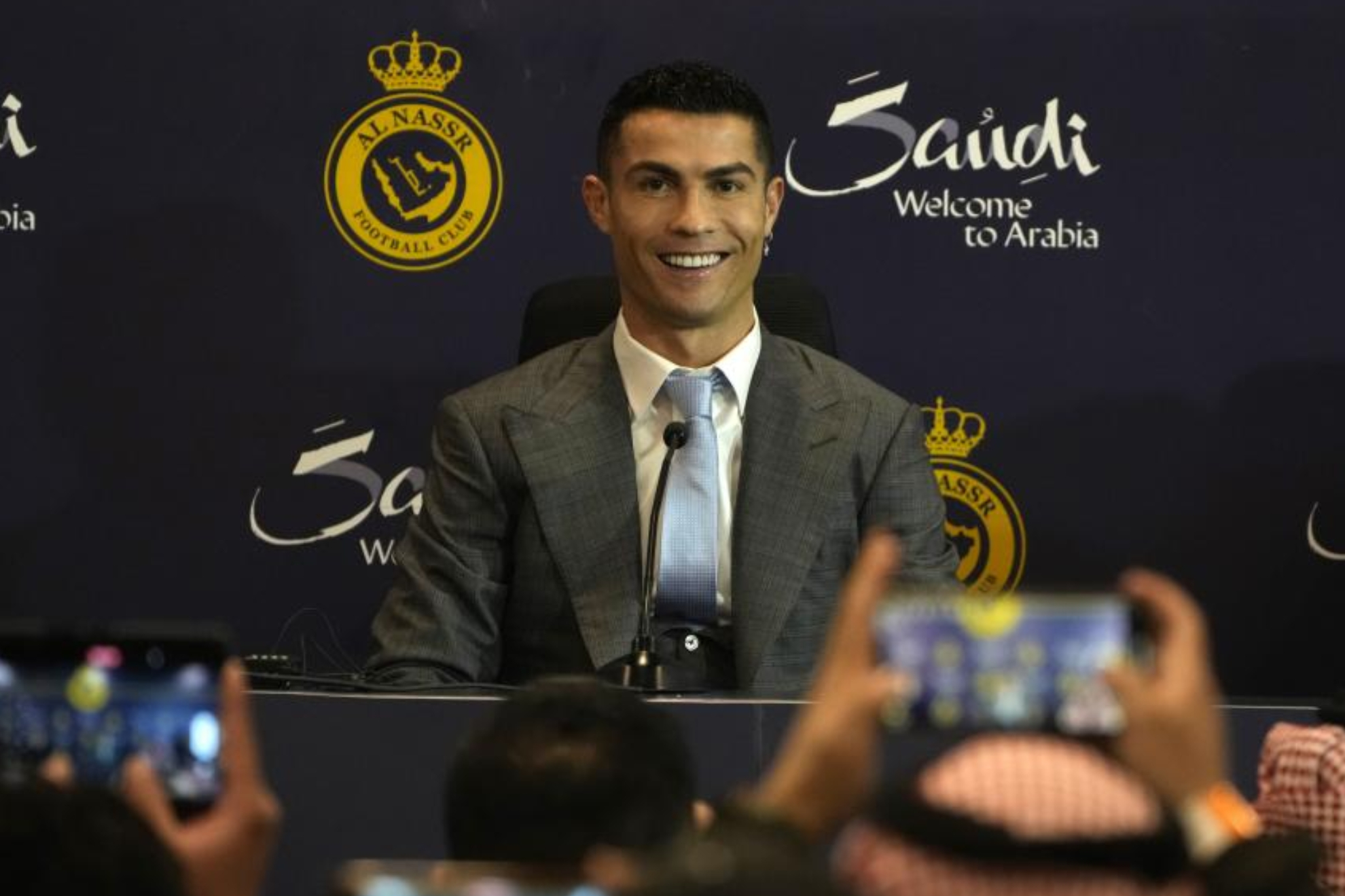 Periodistas sauds hacen el 'siiiuuu' de Cristiano en sala de prensa... y se le queda esta cara!