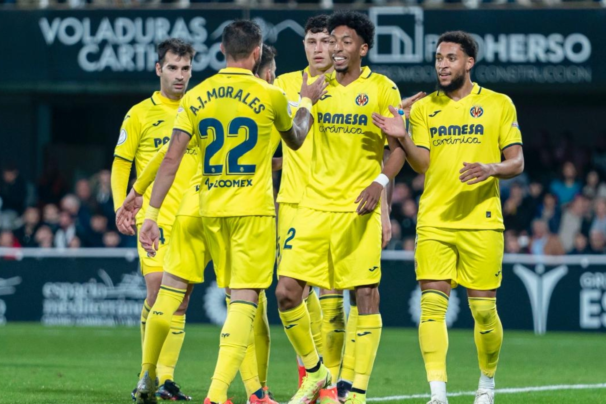 Los jugadores del Villarreal celebran un gol en el Cartagonova.