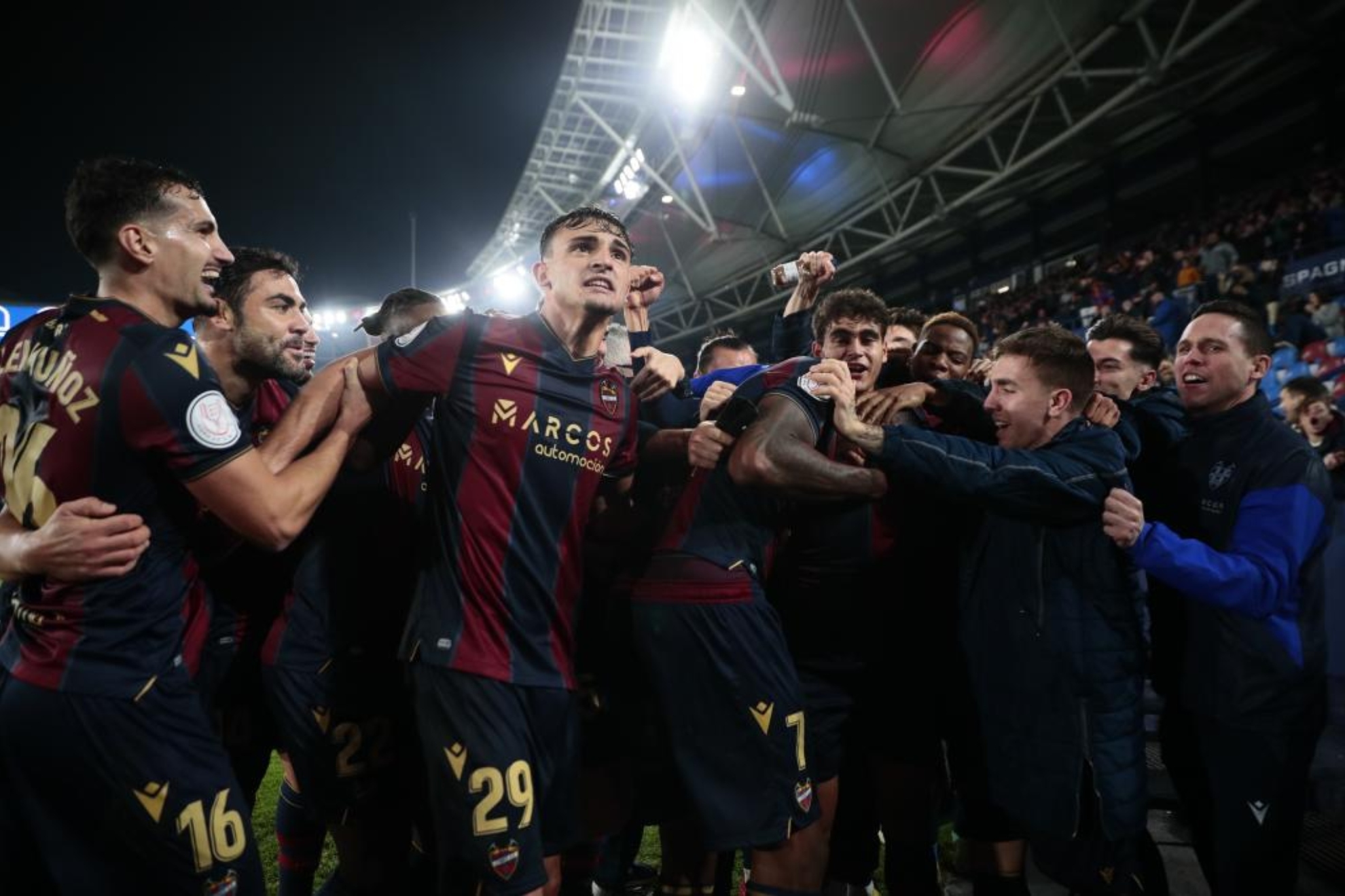 Los jugadores del Levante celebran el gol de Wesley