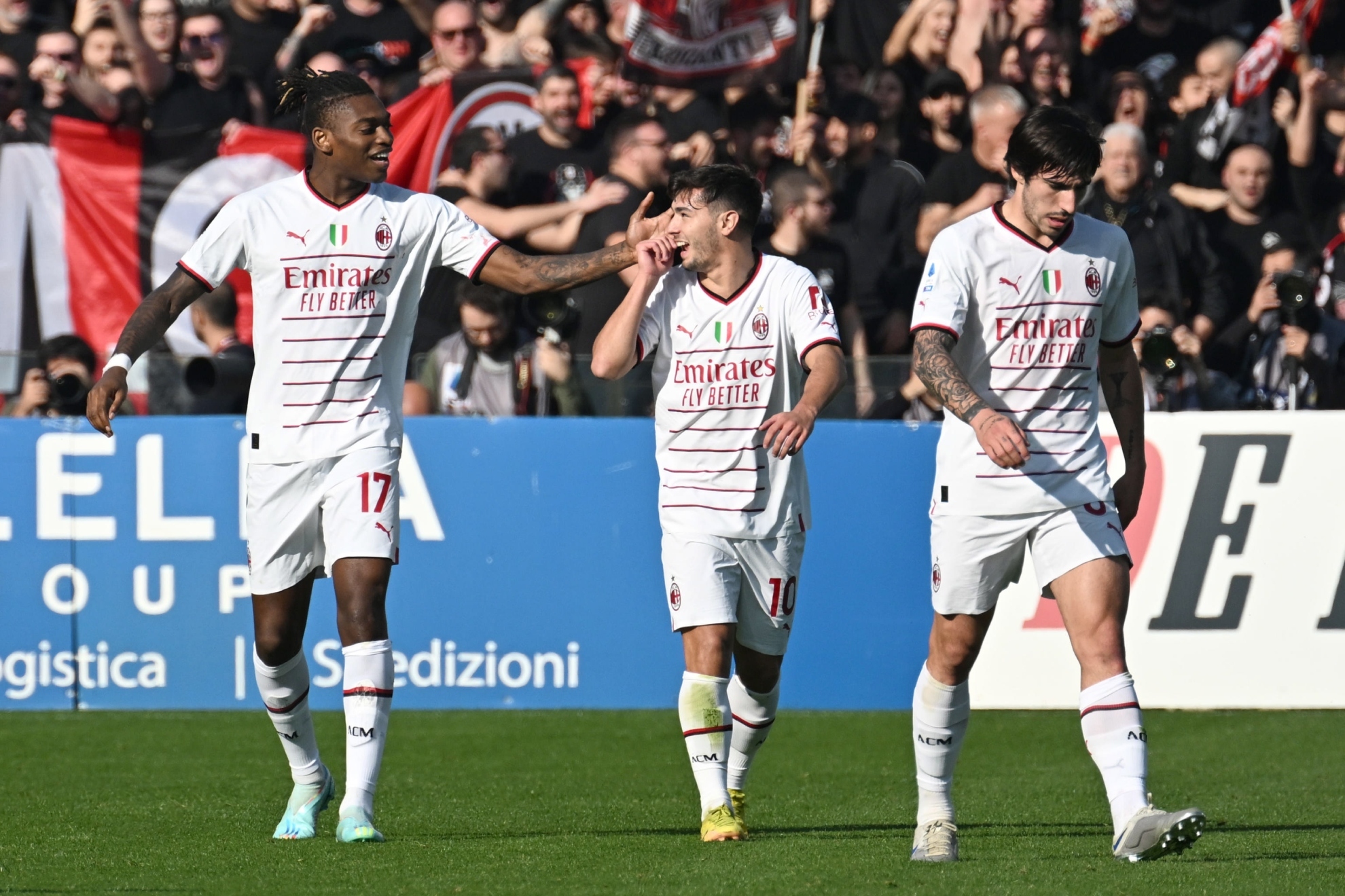 Rafa Leao, Brahim y Tonali celebran el primer gol del Milan.