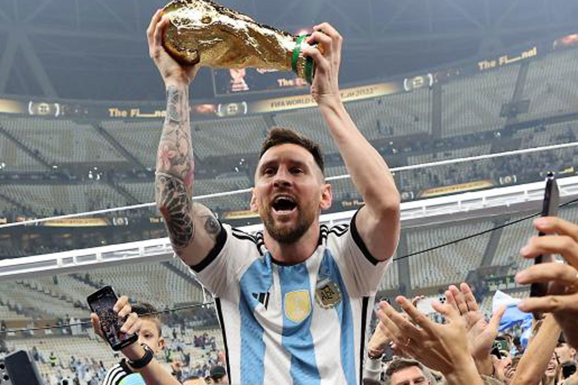 Messi levanta la Copa del Mundo en Qatar.