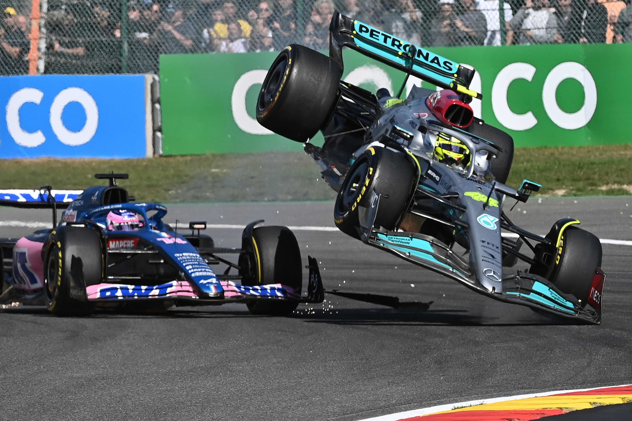 El topetazo entre Alonso y Hamilton en Spa esta temporada.