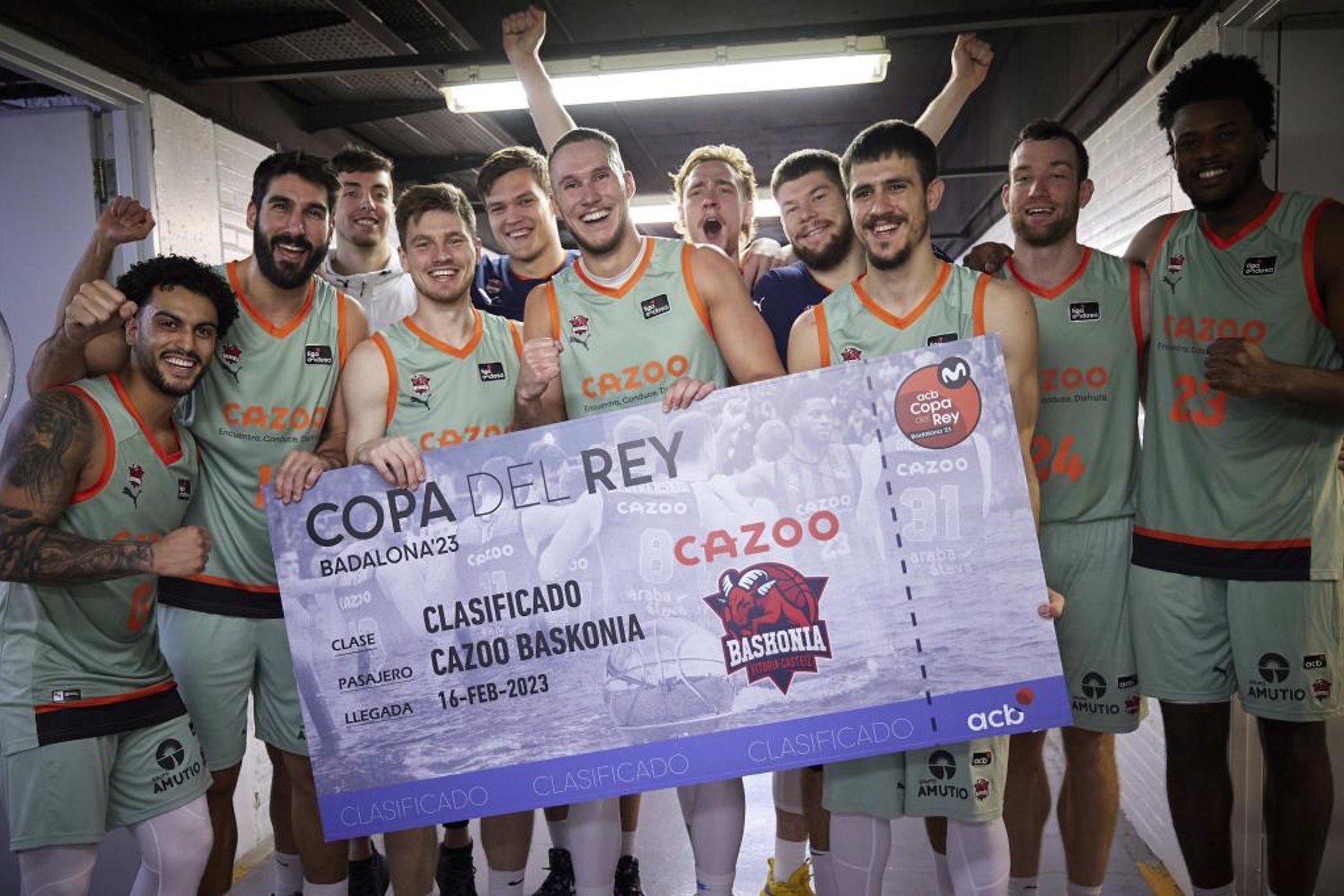 Los jugadores del Cazoo Baskonia celebran su clasificación para la Copa del Rey tras ganar en Granada.