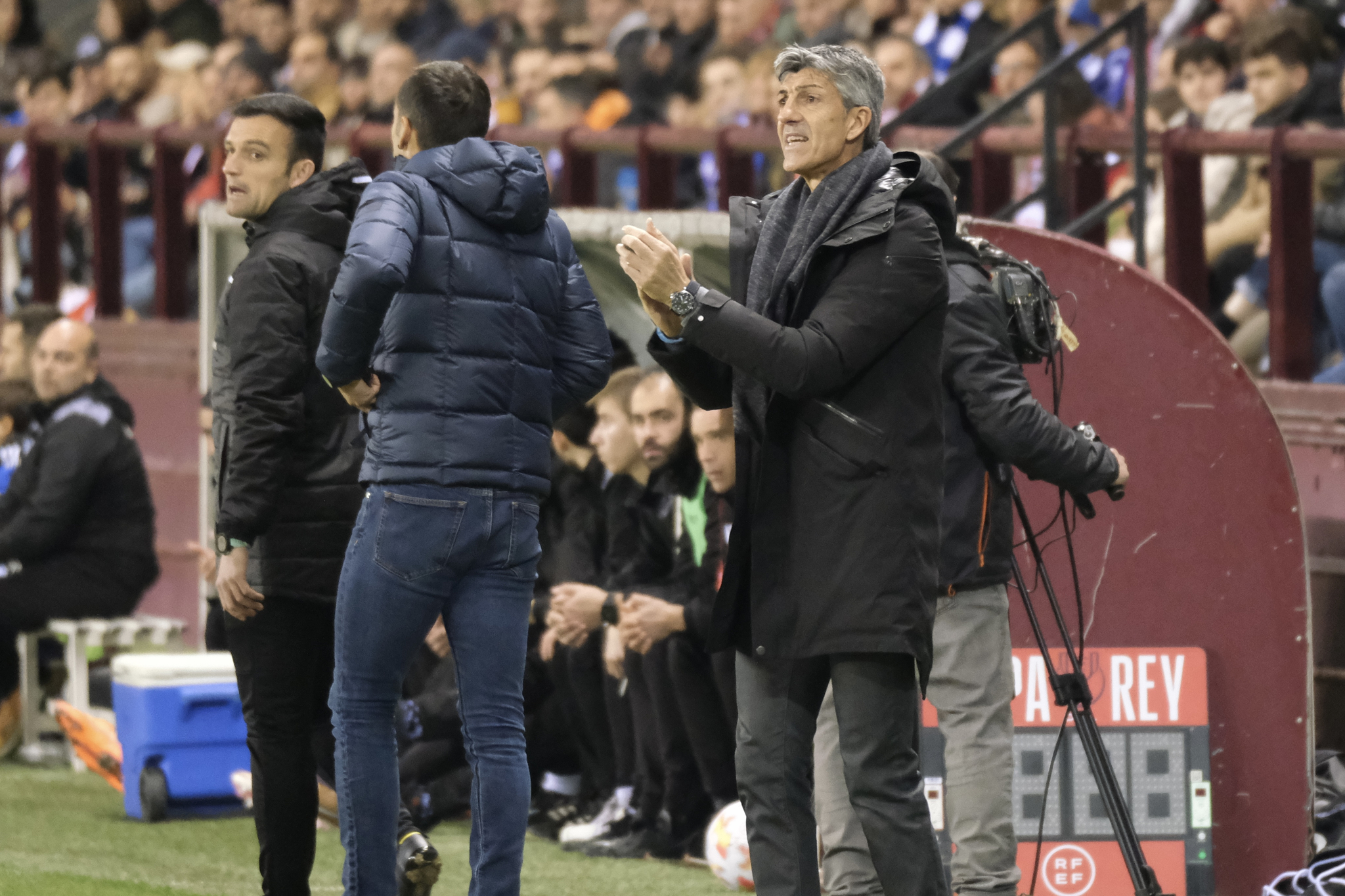 Imanol Alguacil aplaude a sus jugadores, en el partido ante la UD Logros.
