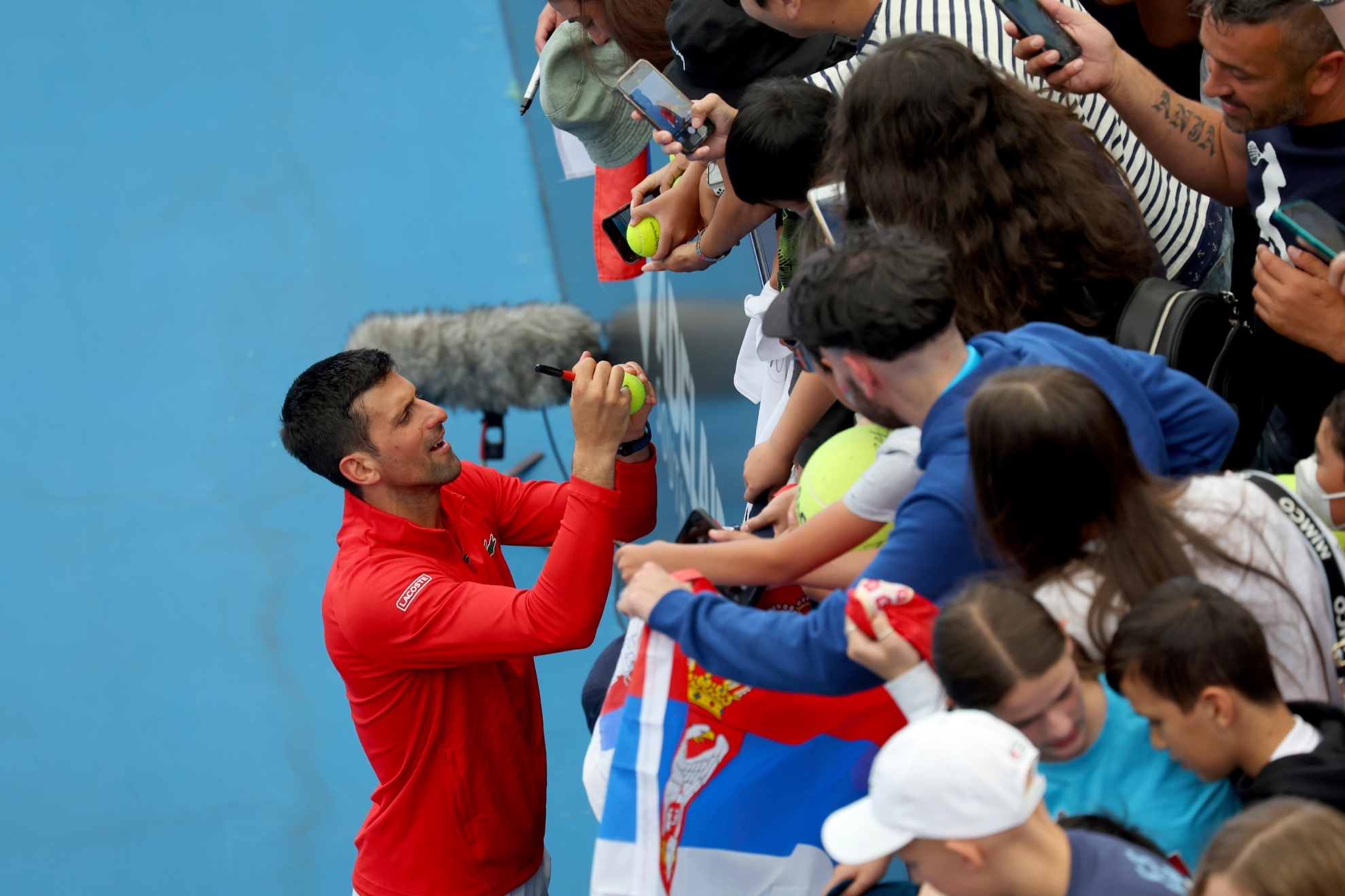 Djokovic firma autgrafos tras su pase a cuartos de Adelaida