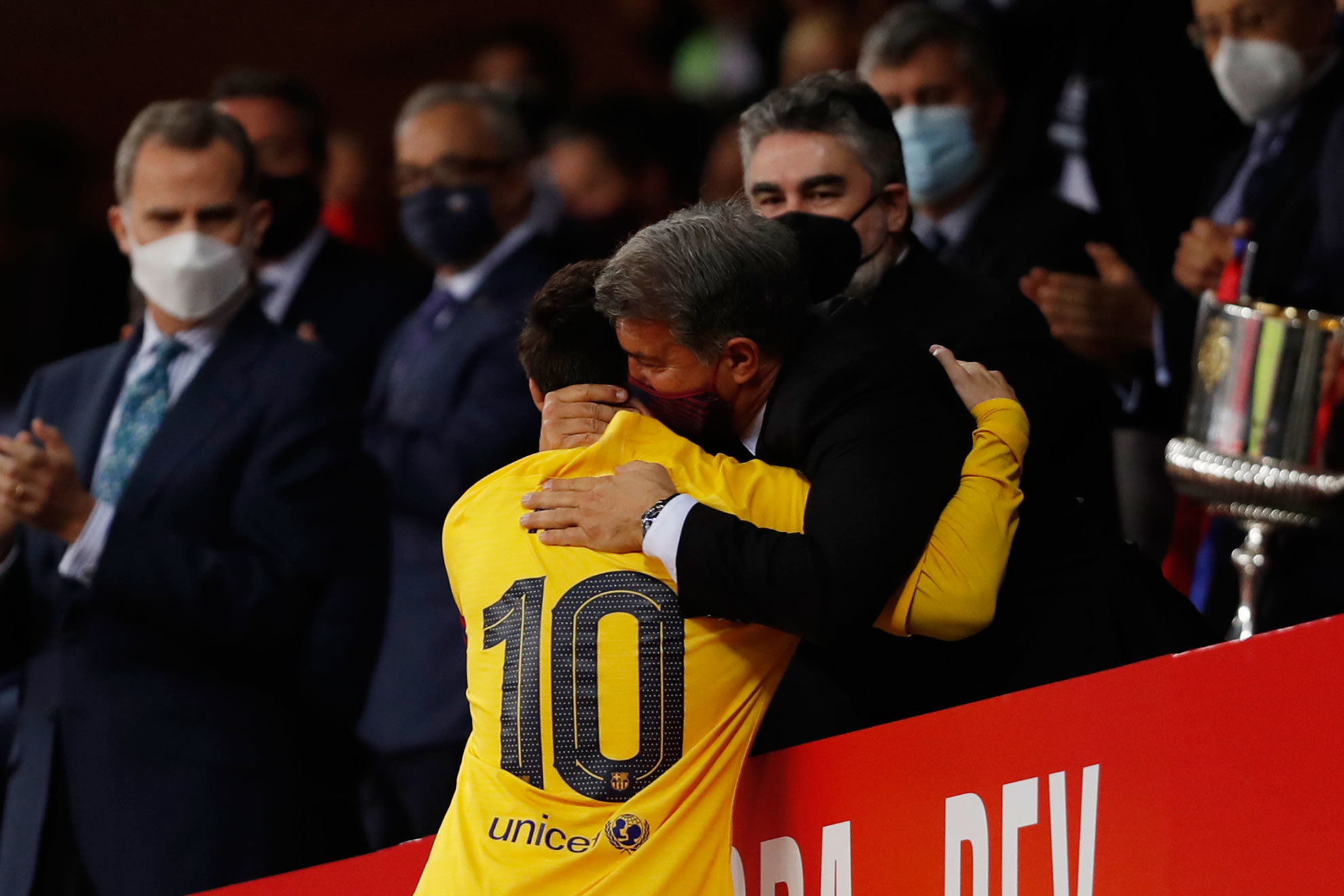 Laporta abraza a Messi. / RAMN NAVARRO