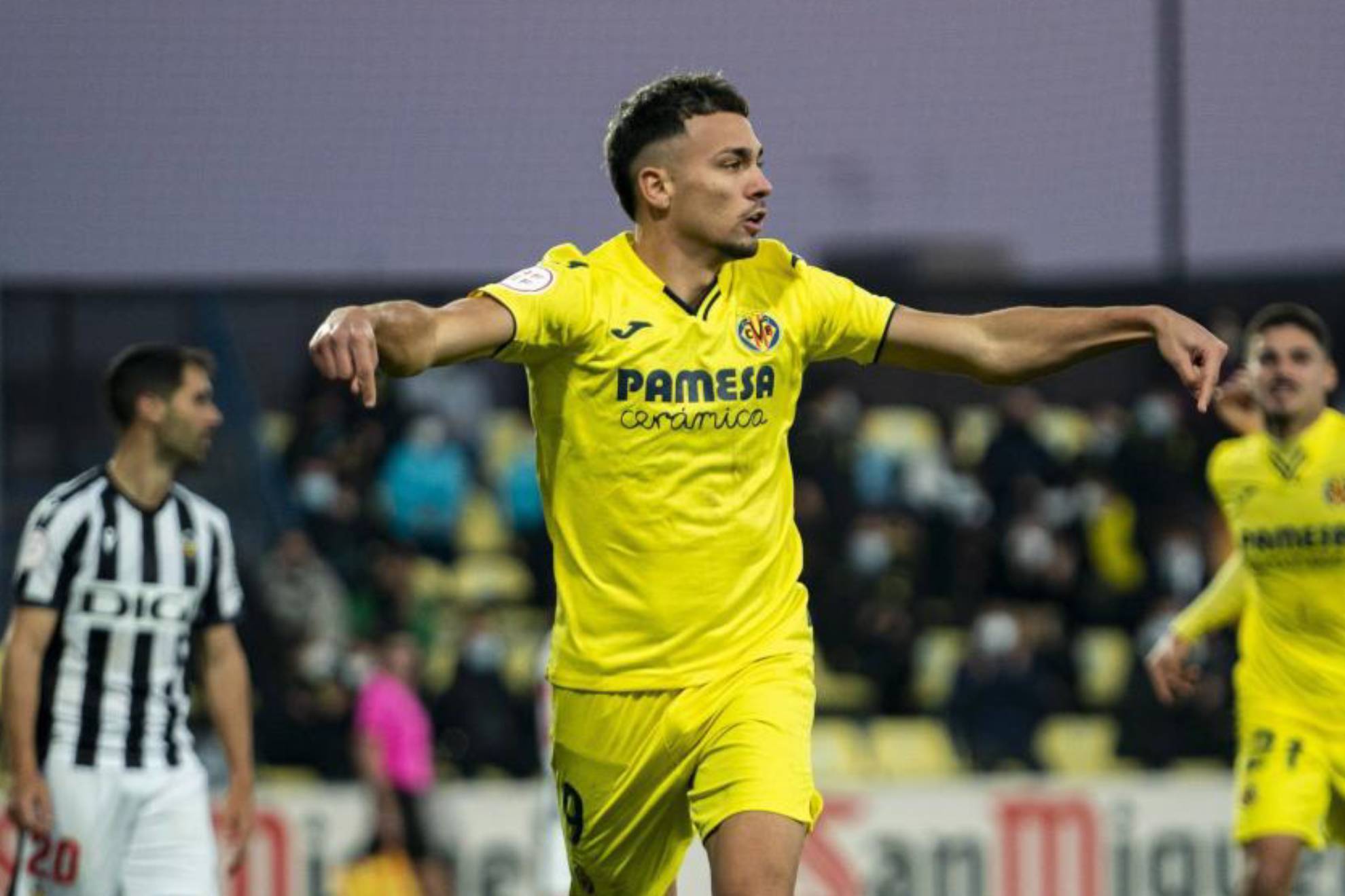 Juan Carlos Arana celebra un gol con el Villarreal B.