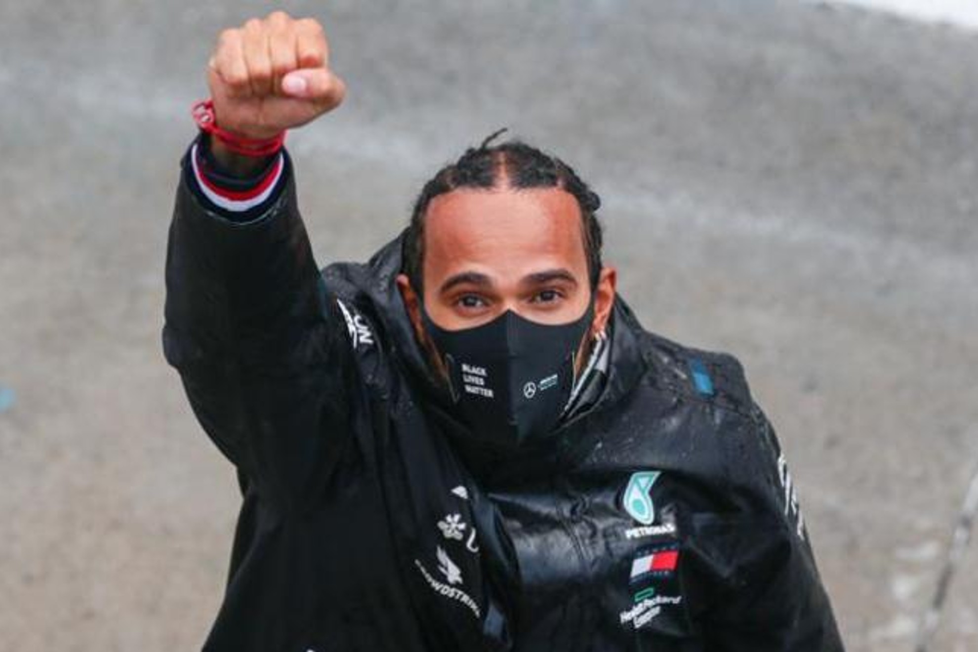 Hamilton haciendo el gesto del Black Live Matters en el paddock de la F1.