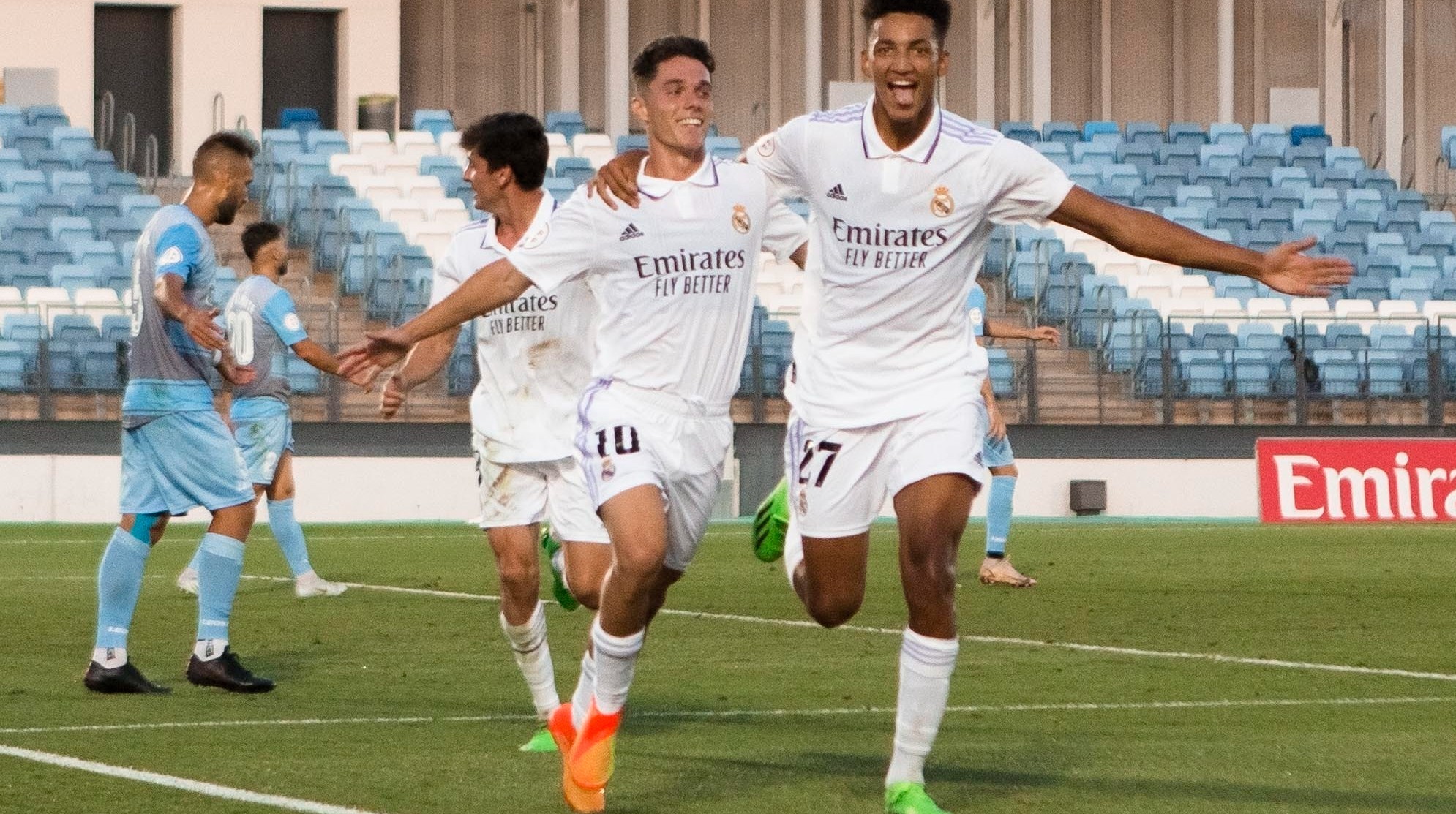 Álvaro Rodríguez (18) y Sergio Arribas (21), celebran un gol ante el Linense en el Di Stéfano.