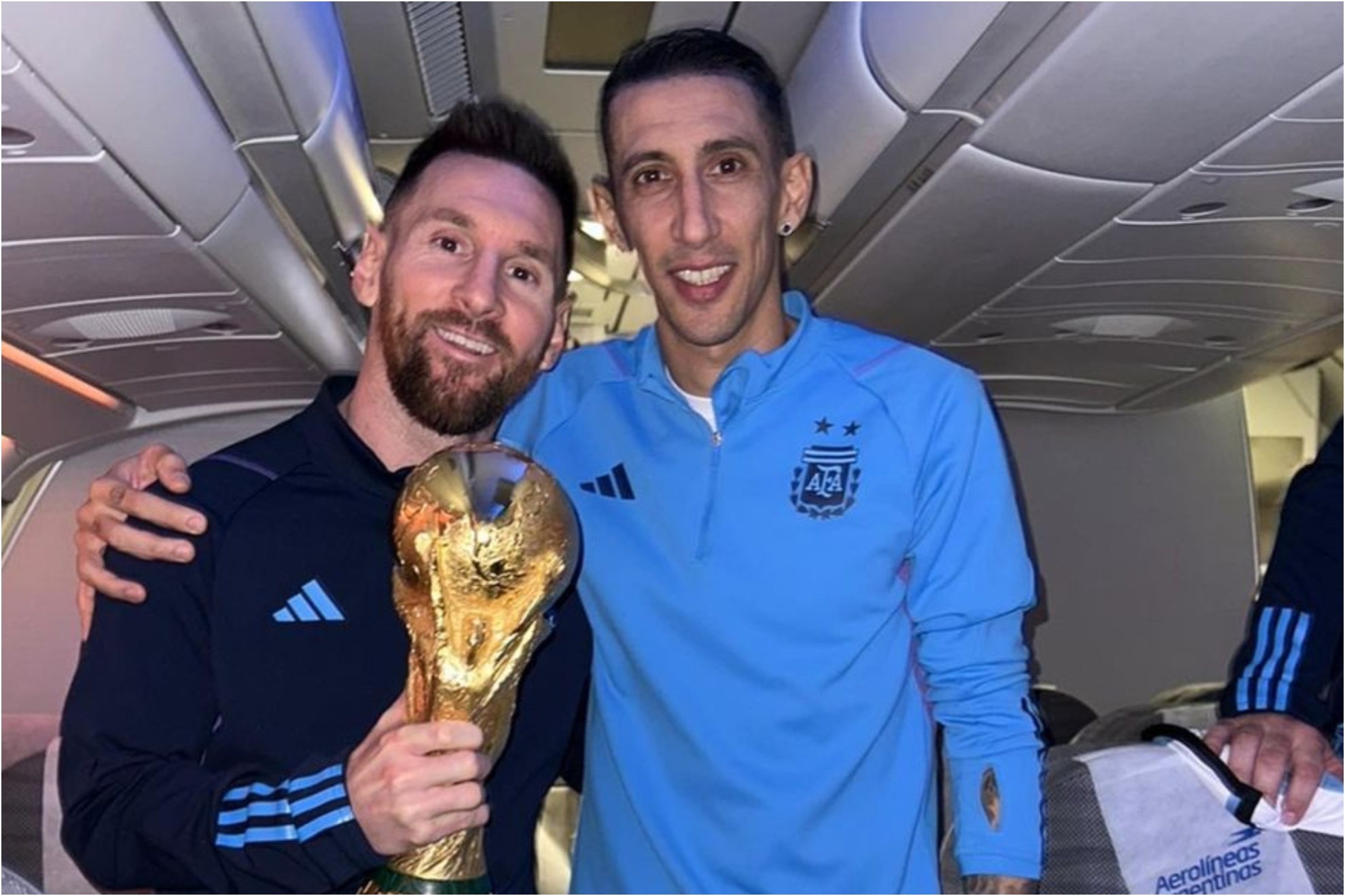 Messi posa nunto a Di María con la Copa del Mundo.