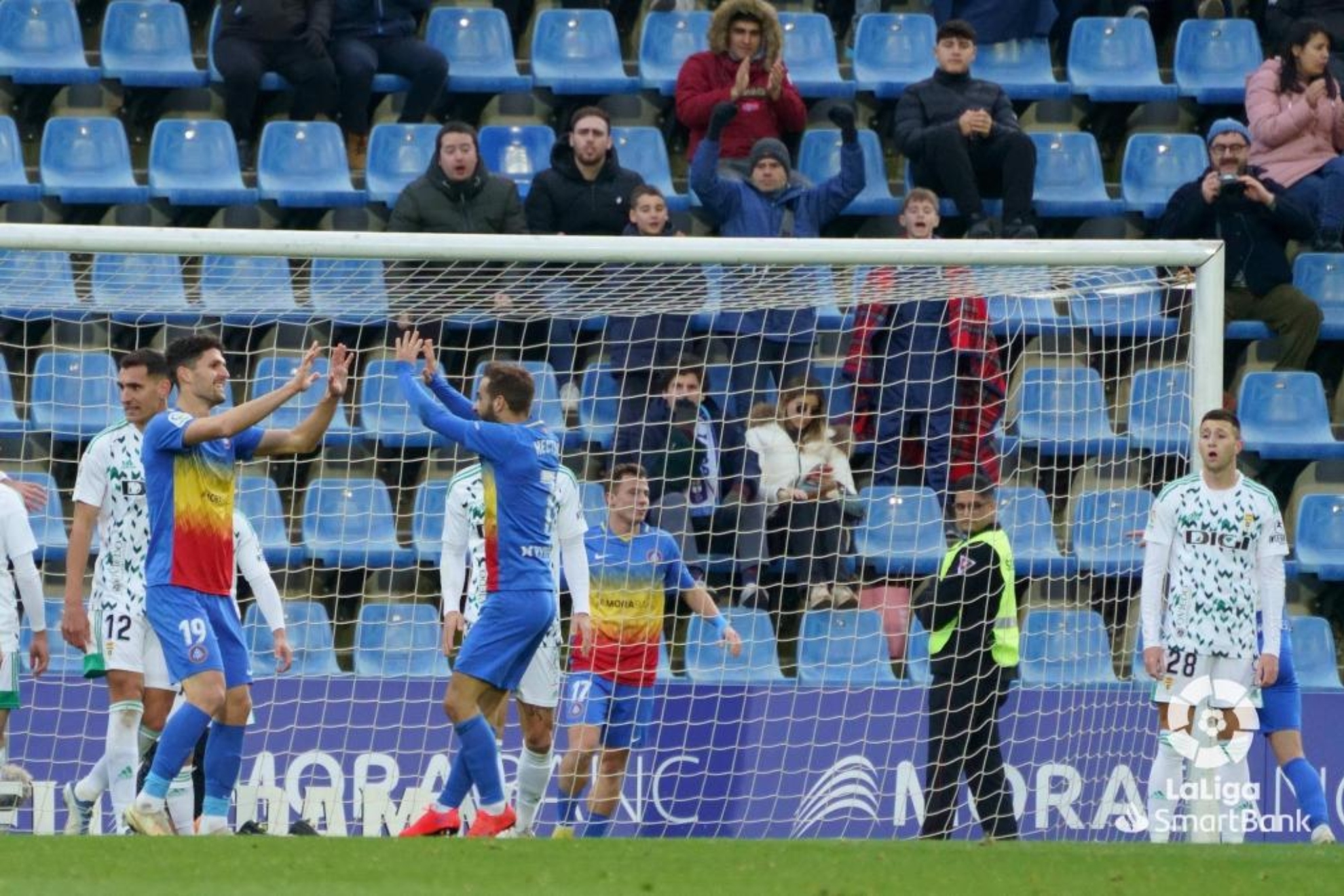 Almpanis  celebra uno de los goles que marcó al Oviedo.
