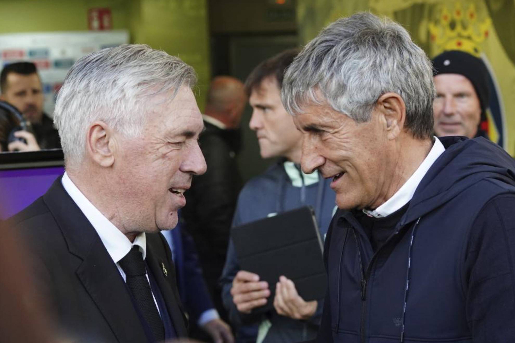 Carlo Ancelotti y Quique Setién se saludan antes del partido.